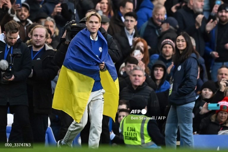 Mykhaylo Mudryk ra mắt các fan Chelsea trong giờ nghỉ giữa hiệp. Ảnh: AFP.