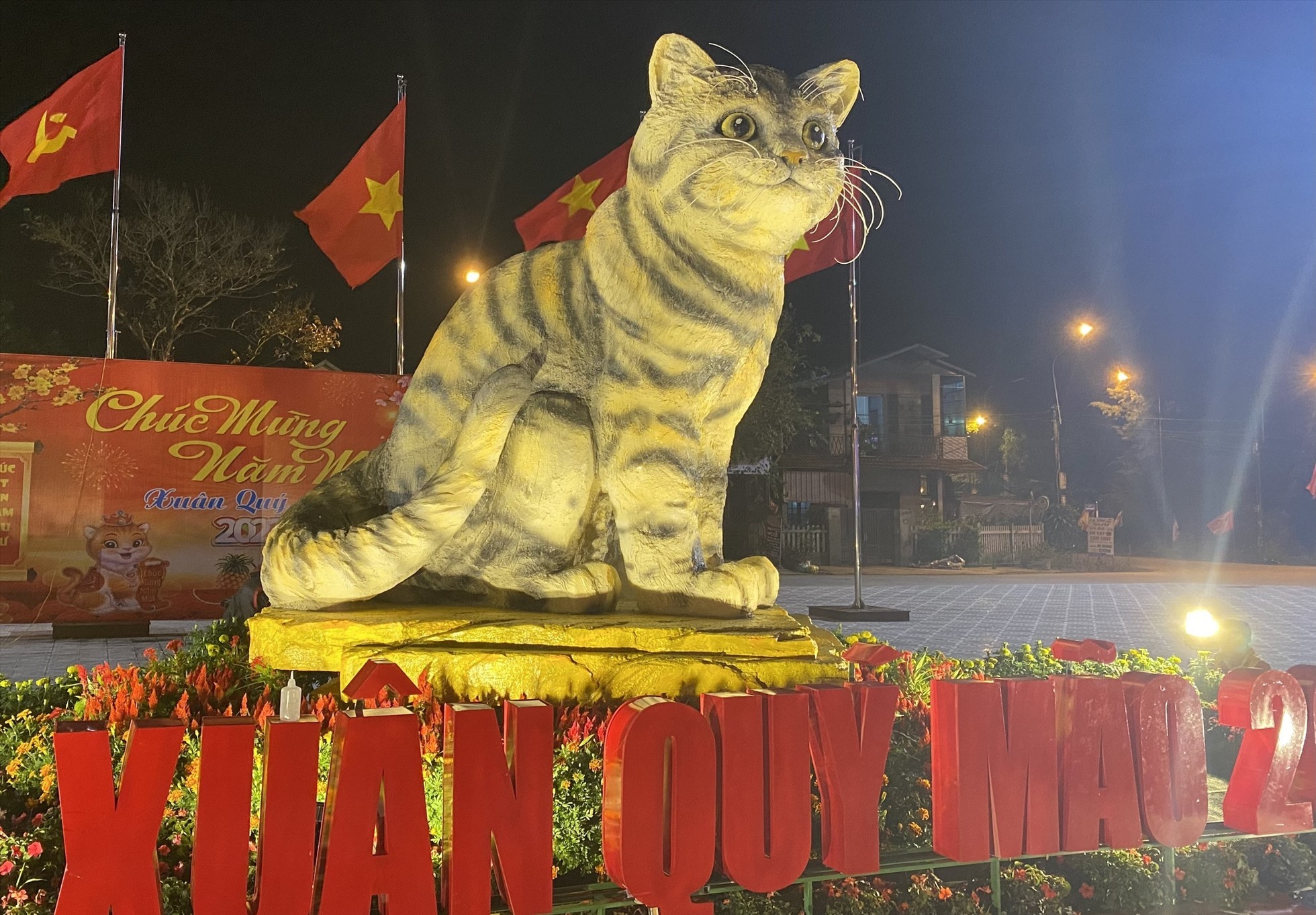 Linh vật mèo được trưng bày ở Quảng trường trung tâm huyện Triệu Phong. Ảnh: A.Xuân.