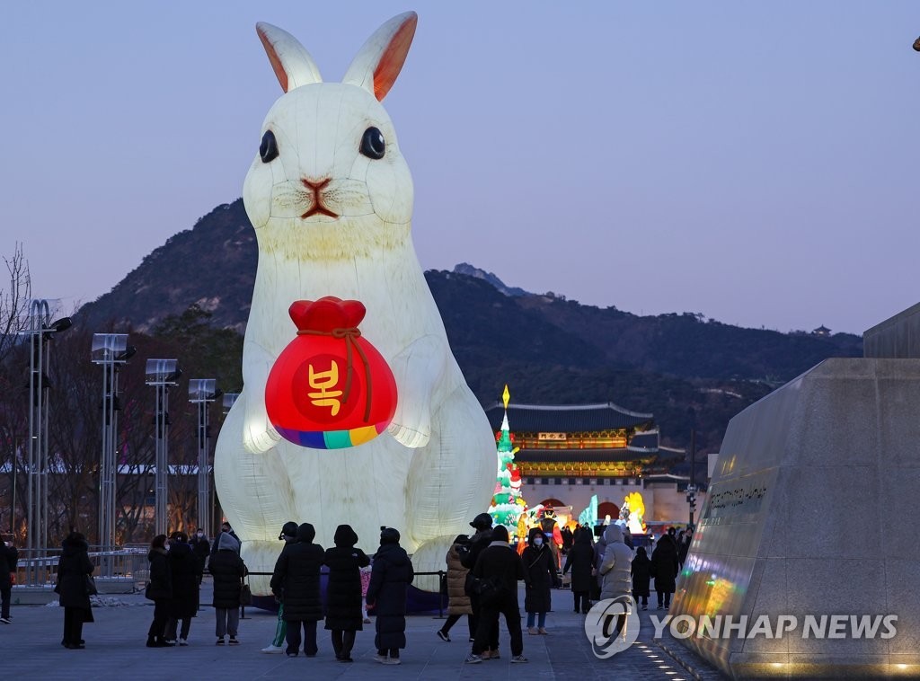 Tượng con thỏ khổng lộ tại quảng trường Gwanghwamun, Seoul để chào đón năm mới. Ảnh: Yonhap.