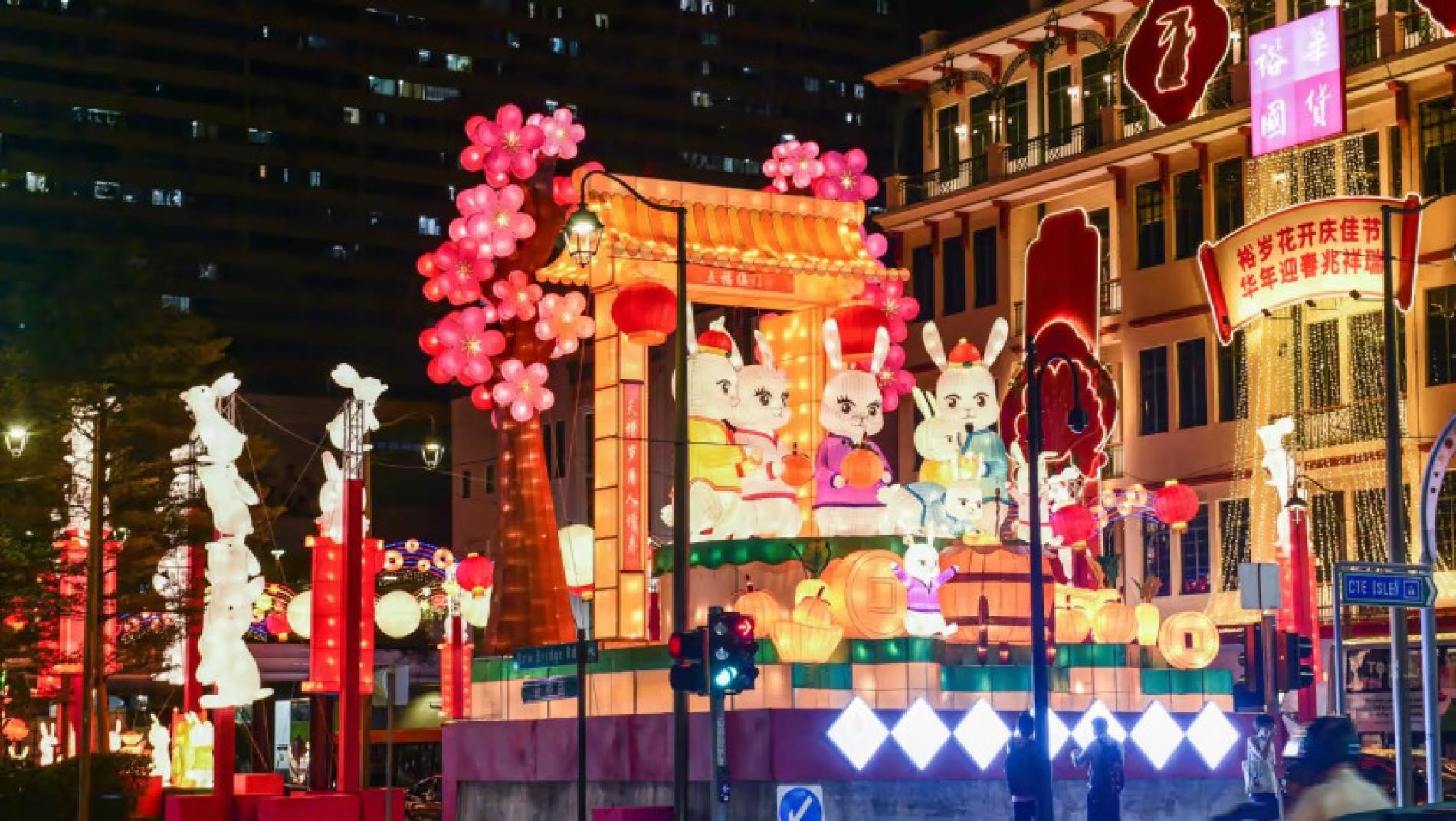 Phố người Hoa Chinatown tại Singapore trang hoàng đón Tết Nguyên đán 2023 với hình thỏ. Ảnh: Chinatown Festival Committee