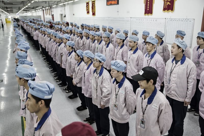 Nhân viên xếp hàng điểm danh tại nhà máy của Pegatron (thành phố Thượng Hải, Trung Quốc). Ảnh: Qilai Shen/Bloomberg