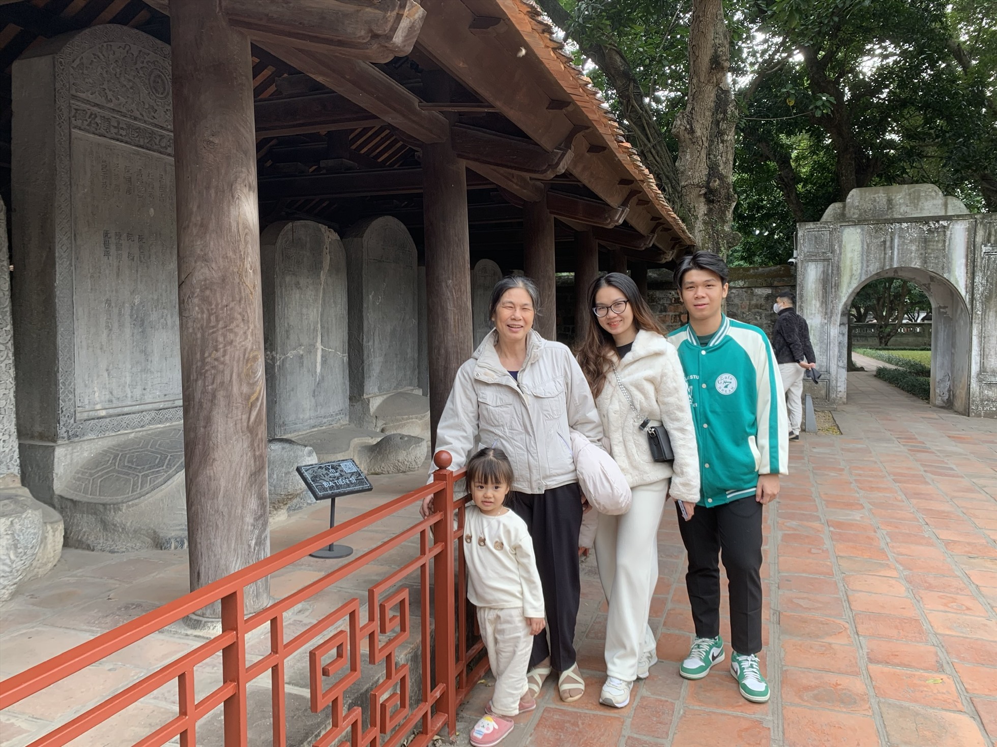 Hải Yến (22 tuổi, Biên Hòa) lần đầu tới Hà Nội thăm Văn Miếu - Quốc Tử Giám. Cô chia sẻ:
