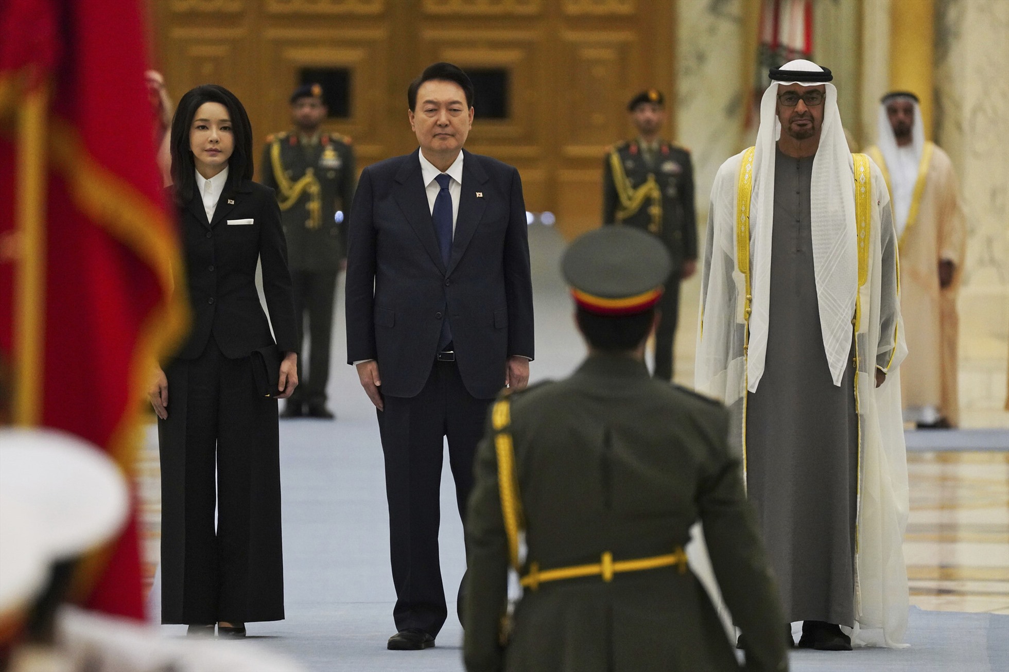 Tổng thống UAE Sheikh Mohammed bin Zayed al-Nahyan chủ trì lễ đón Tổng thống Hàn Quốc Yoon Suk-yeol và Phu nhân. Ảnh: AP