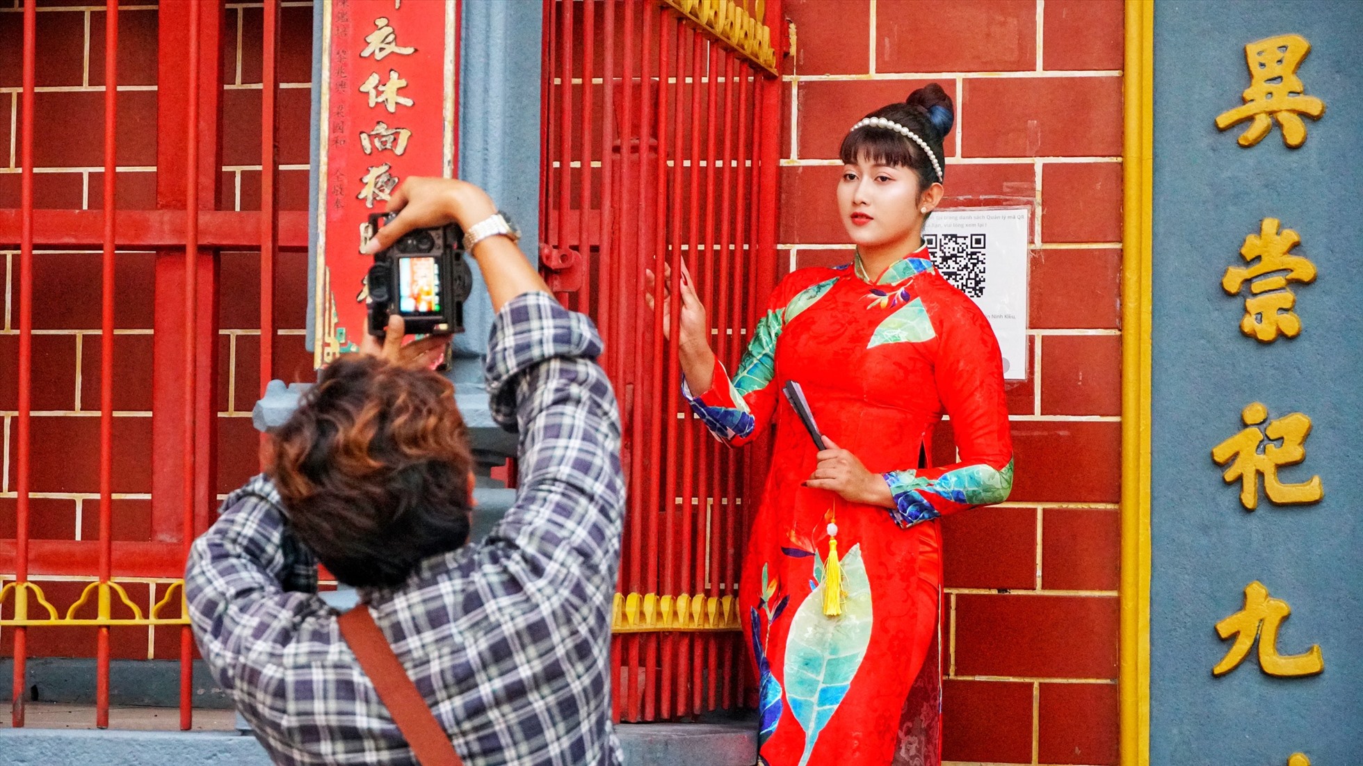 Anh Trần Nhật Duy (thợ chụp ảnh đến từ TP. Long Xuyên, tỉnh An Giang) chia sẻ, năm nay khách bắt đầu đặt lịch chụp ảnh Tết của anh từ khoảng giữa tháng 12.2022 (dương lịch). Đối tượng khách hàng thường chụp trong dịp Tết đa phần là những người trẻ hoặc cả gia đình.