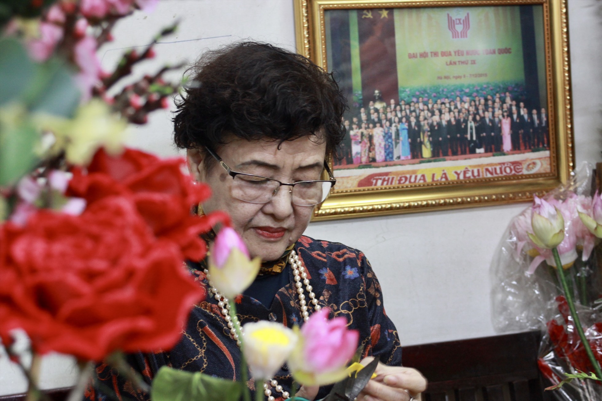 Nghệ nhân Nhân dân Nguyễn Mai Hạnh (73 tuổi, Hà Nội) còn được gọi “Nữ hoàng hoa lụa đất Hà thành“. Ảnh: Nguyễn Thúy.