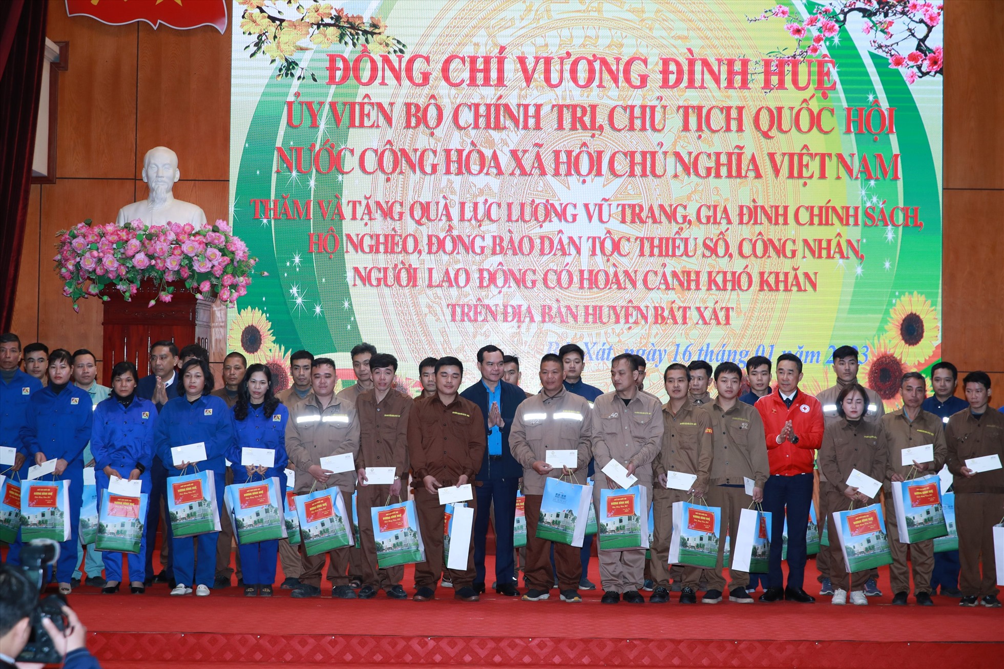 Chủ tịch Tổng Liên đoàn Lao động Việt Nam tặng quà tết cho công nhân lao động tỉnh Lào Cai. Ảnh: Văn Đức.