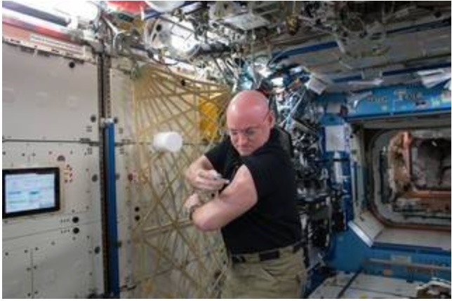 Phi hành gia của NASA tự tiêm mũi phòng cúm cho mình. Ảnh: NASA