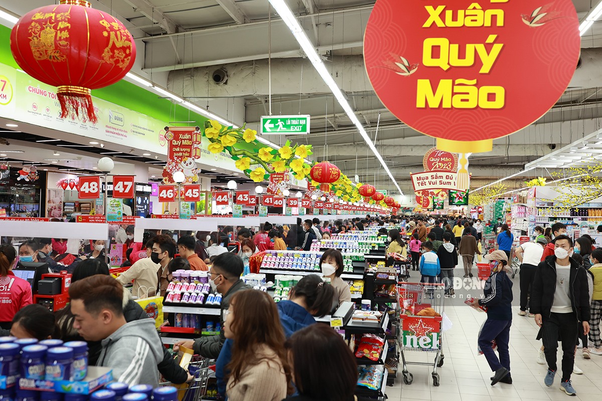 Sau 2 năm dịch dã kéo dài, không khí mua sắm tết nhộn nhịp trở lại tại các siêu thị trên địa bàn Hà Nội. Tại siêu thị Big C Thăng Long (Hà Nội), số lượng người đến siêu thị tăng đột biến.