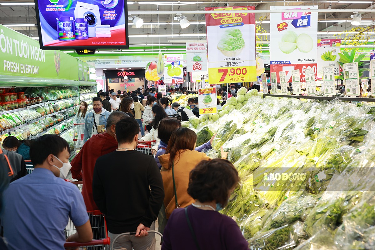 “Sau ngày 20 tháng chạp, trung bình mỗi ngày siêu thị đón gần 50.000 lượt người đến siêu thị. Trong đó khoảng 22.000 lượt thanh toán, tăng gấp đôi so với tuần trước đó” – ông Nguyễn Minh Tuấn, Giám đốc Siêu thị Big C Thăng Long cho biết.