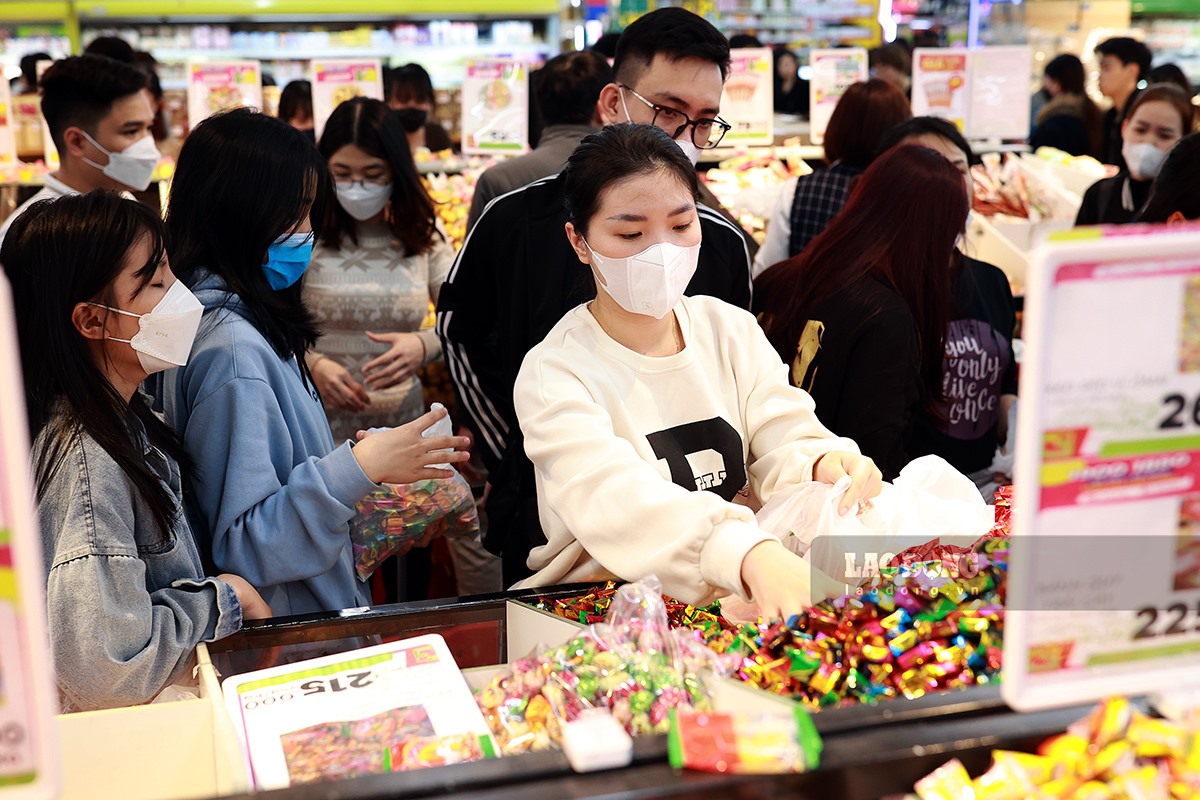 Các mặt hàng tiêu dùng bán ra tại siêu thị tăng khoảng 30%, trong đó các mặt hàng chủ lực trong dịp tết như trái cây, bánh kẹo, bia tăng mạnh, ông Tuấn chia sẻ.