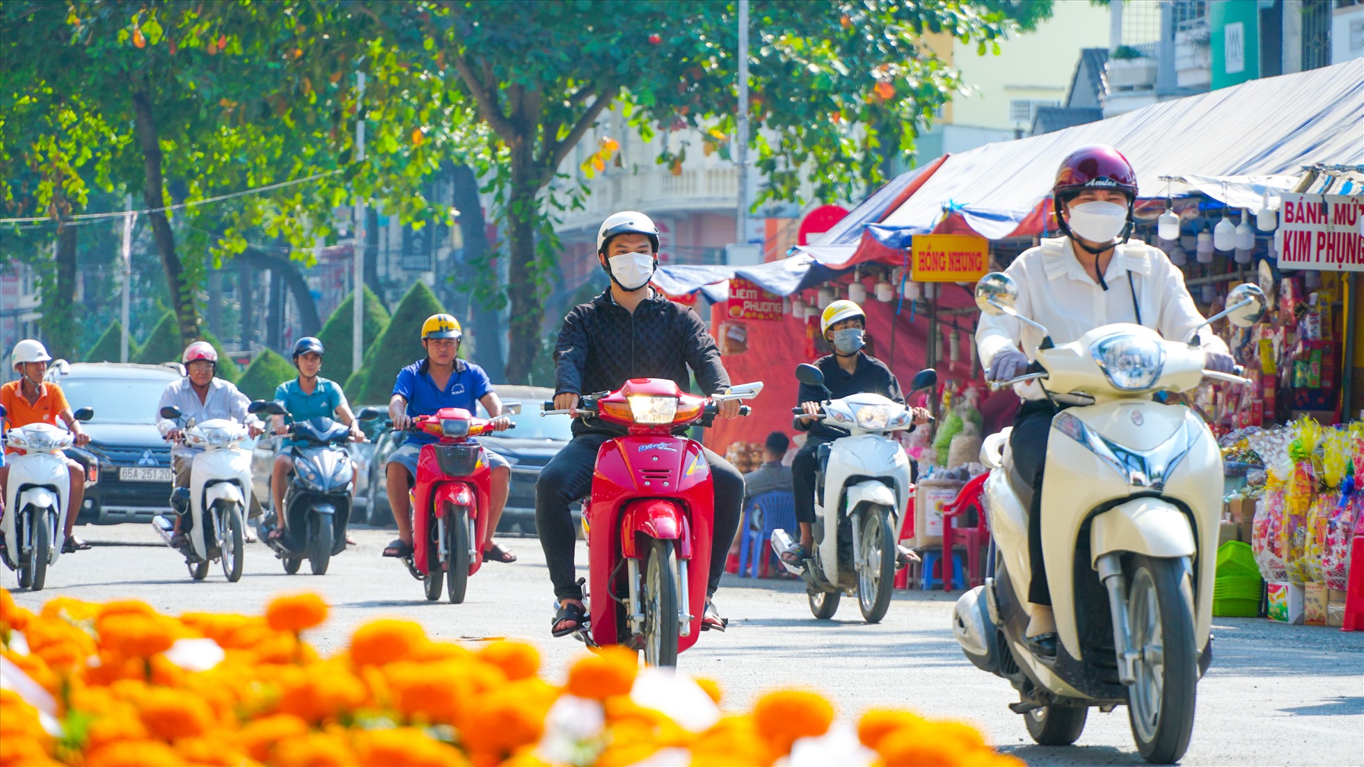 Đường Nguyễn An Ninh, các tiểu thương bán bánh, kẹo, hoa, cây kiểng,…vui mừng khi có nơi để bán.