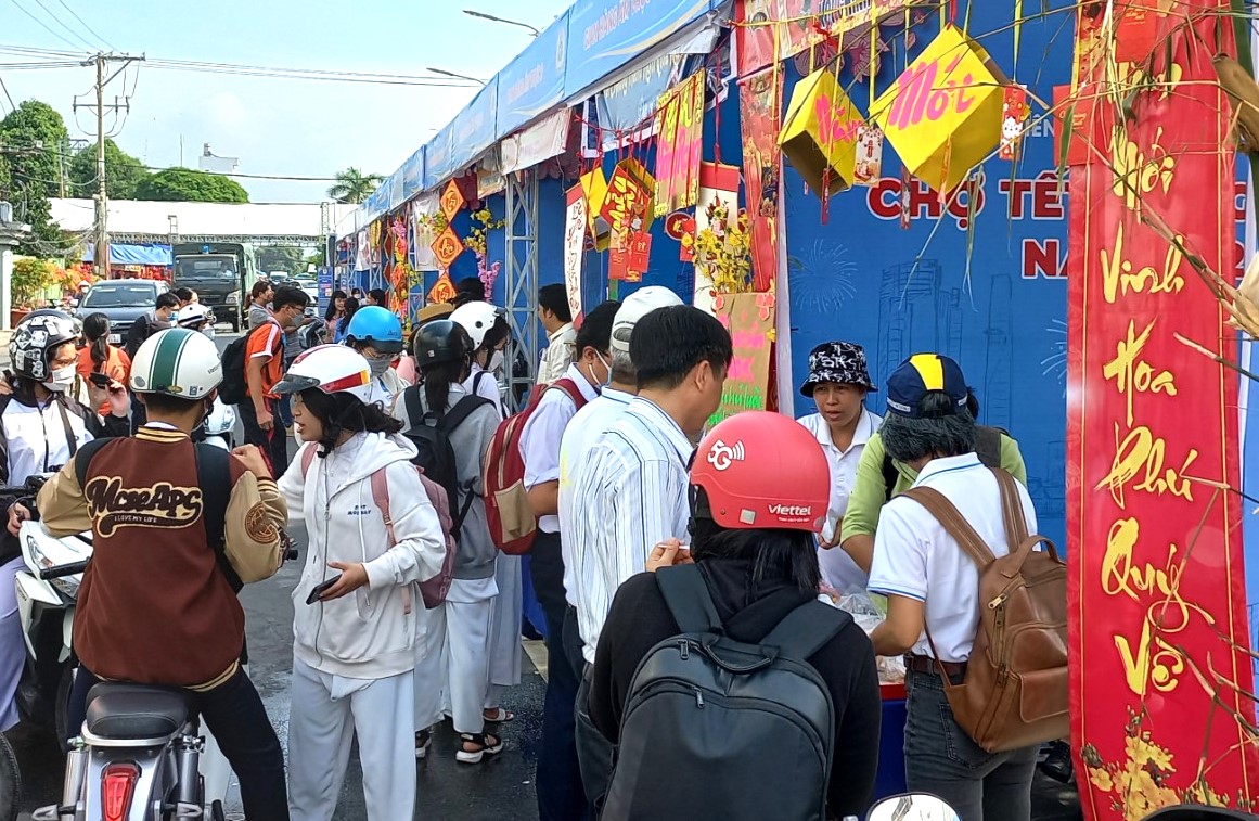 Hàng ngàn đoàn viên, CNVCLĐ và quần chúng nhân dân tham gia thưởng thức các gian hàng ẩm thực tại Chợ Tết Công đoàn trong 02 ngày 14 - 15/01/2022 tại phố đi bộ Nguyễn Huệ, thành phố Long Xuyên. Ảnh: Cẩm Tú