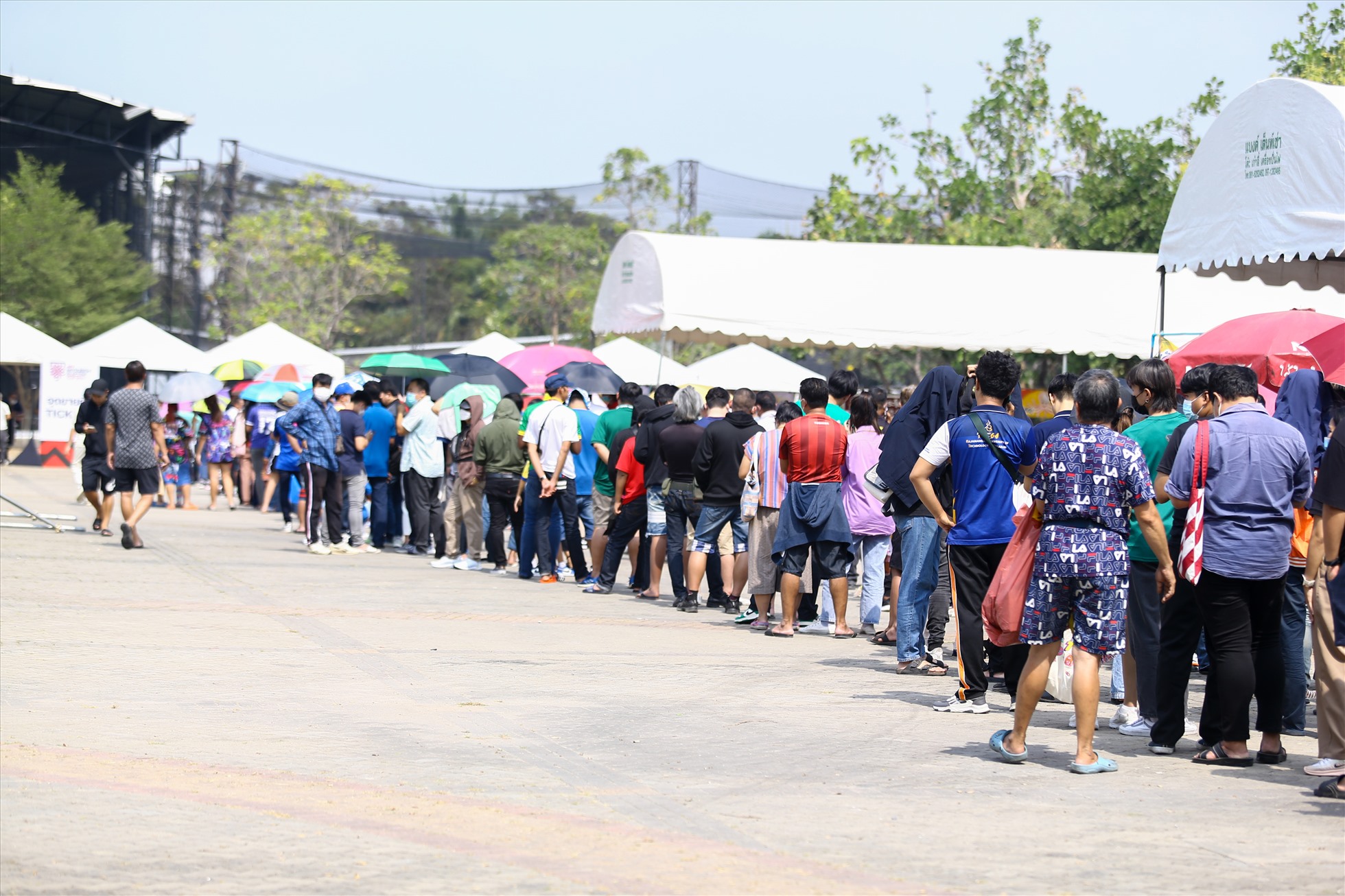 Trưa 16.1, tại cổng chính sân vận động Thammasat, hàng nghìn cổ động viên Thái Lan đã xếp hàng chờ mua vé xem đội nhà đá chung kết AFF Cup 2022 với tuyển Việt Nam.