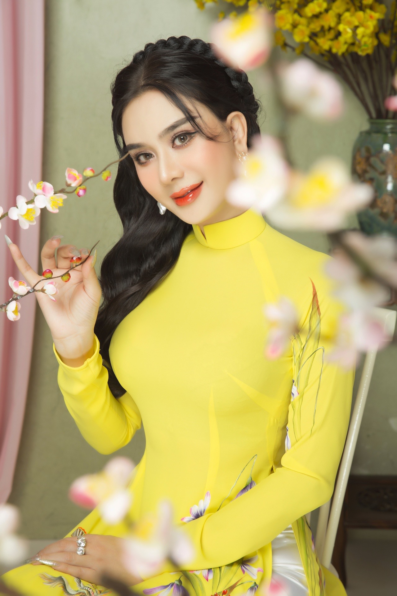 Mỗi năm tết đến, Lâm Khánh Chi đều chọn cho mình những bộ áo dài truyền thống, màu sắc rực rỡ để chụp bộ ảnh đón năm mới. Người đẹp chọn lối trang điểm và làm tóc phù hợp với từng chiếc áo dài, nhằm tôn lên vẻ ngoài dịu dàng, nữ tính.