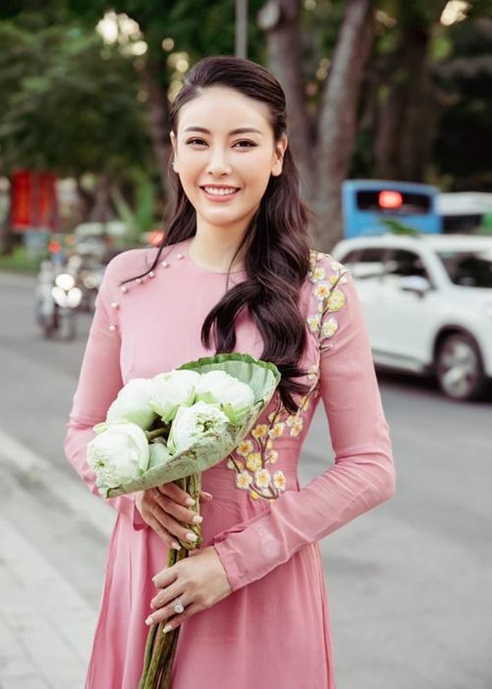 Để chào đón năm mới, Hà Kiều Anh thực hiện bộ ảnh áo dài. Bà mẹ 3 con khoe vẻ đẹp rạng rỡ trên phố Hà Nội.