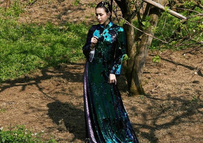 Hoa hậu Đỗ Thị Hà vừa thực hiện bộ ảnh tại Mộc Châu trong thung lũng hoa mận trắng. Cô diện thiết kế làm từ vải đũi tơ tằm, thêu hoa trắng của Vũ Việt Hà. Thanh Hằng chọn áo dài cổ điển, cài hoa hồng môn trên tóc, phối túi cói. Hoa hậu Khánh Vân được tôn dáng với áo dài truyền thống màu hồng đỏ, búi tóc cao. Diễn viên Quỳnh Lương chuộng áo dài bất đối xứng theo xu hướng tối giản, phối giày cao gót cùng tông. Nhân dịp Tết Nguyên Đán 2023, Thúy Diễm chia sẻ bộ ảnh trong trang phục áo dài. Bà xã Lương Thế Thành khoe vẻ đẹp nền nã khi diện trang phục truyền thống. Để chào đón năm mới, Hà Kiều Anh thực hiện bộ ảnh áo dài. Bà mẹ 3 con khoe vẻ đẹp rạng rỡ trên phố Hà Nội. NSƯT - Á hậu Trịnh Kim Chi tươi tắn nở nụ cười, với lời chúc về năm mới nhiều niềm vui, thành công và bình an đến với khán giả. Trong trang phục áo dài, Trịnh Kim Chi tái hiện lại không khí Tết xưa. Với vẻ đẹp không tuổi, cô gửi lời chúc thành công và bình an đến với khán giả. NSƯT Trịnh Kim Chi chọn những chiếc đầm hoa rực rỡ, hòa vào bối cảnh kết hợp giữa truyền thống và hiện đại, đúng với không khí của ngày Tết.