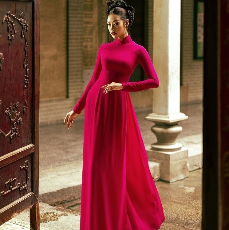 Hoa hậu Khánh Vân được tôn dáng với áo dài truyền thống màu hồng đỏ, búi tóc cao.