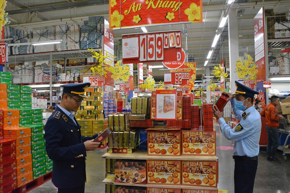 Lực lượng chức năng tỉnh Đắk Lắk sẽ tăng cường kiểm tra thị trường hàng hóa dịp Tết. Ảnh: Bảo Trung