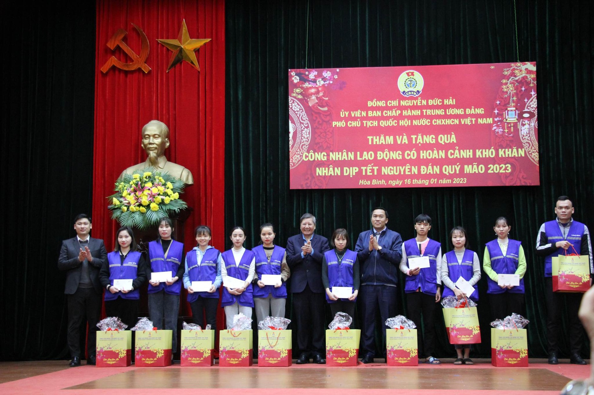 Ông Trần Thanh Hải - Phó Chủ tịch Thường trực Tổng LĐLĐVN (thứ 7 từ trái sang) trao quà Tết công nhân lao động có hoàn cảnh khó khăn tỉnh Hoà Bình. Ảnh: Thùy An