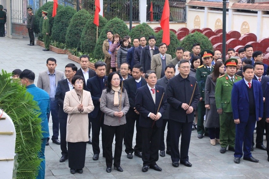 Đoàn đại biểu của Quốc hội dâng hoa, dâng hương tại nghĩa trang liệt sỹ huyện Đà Bắc.