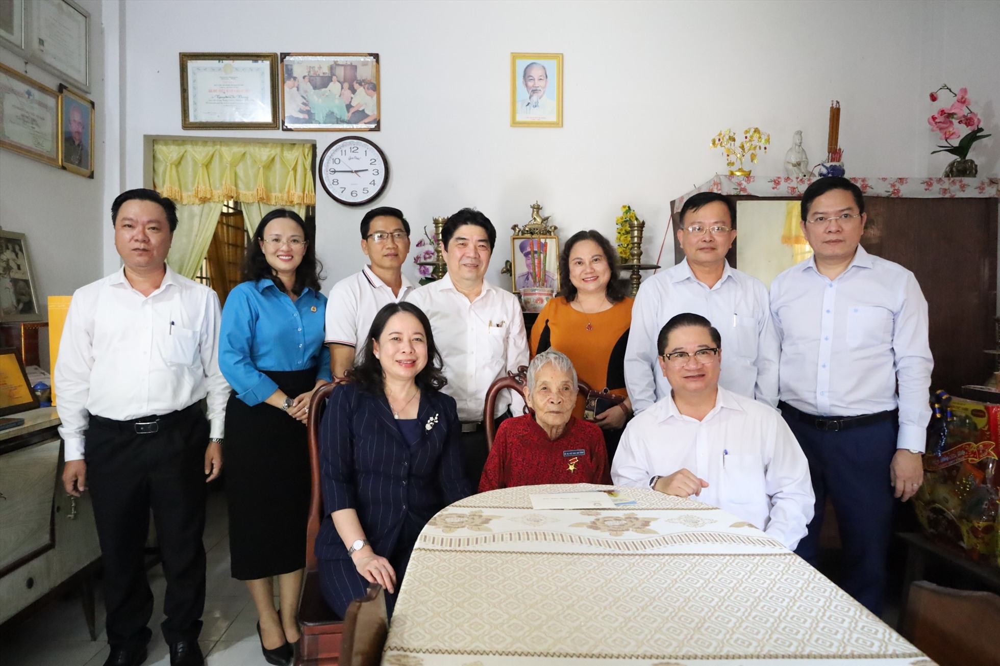 Phó Chủ tịch nước Võ Thị Ánh Xuân cùng lãnh đạo thành phố Cần Thơ chụp hình lưu niệm cùng mẹ Việt Nam anh hùng. Ảnh: Phong Linh