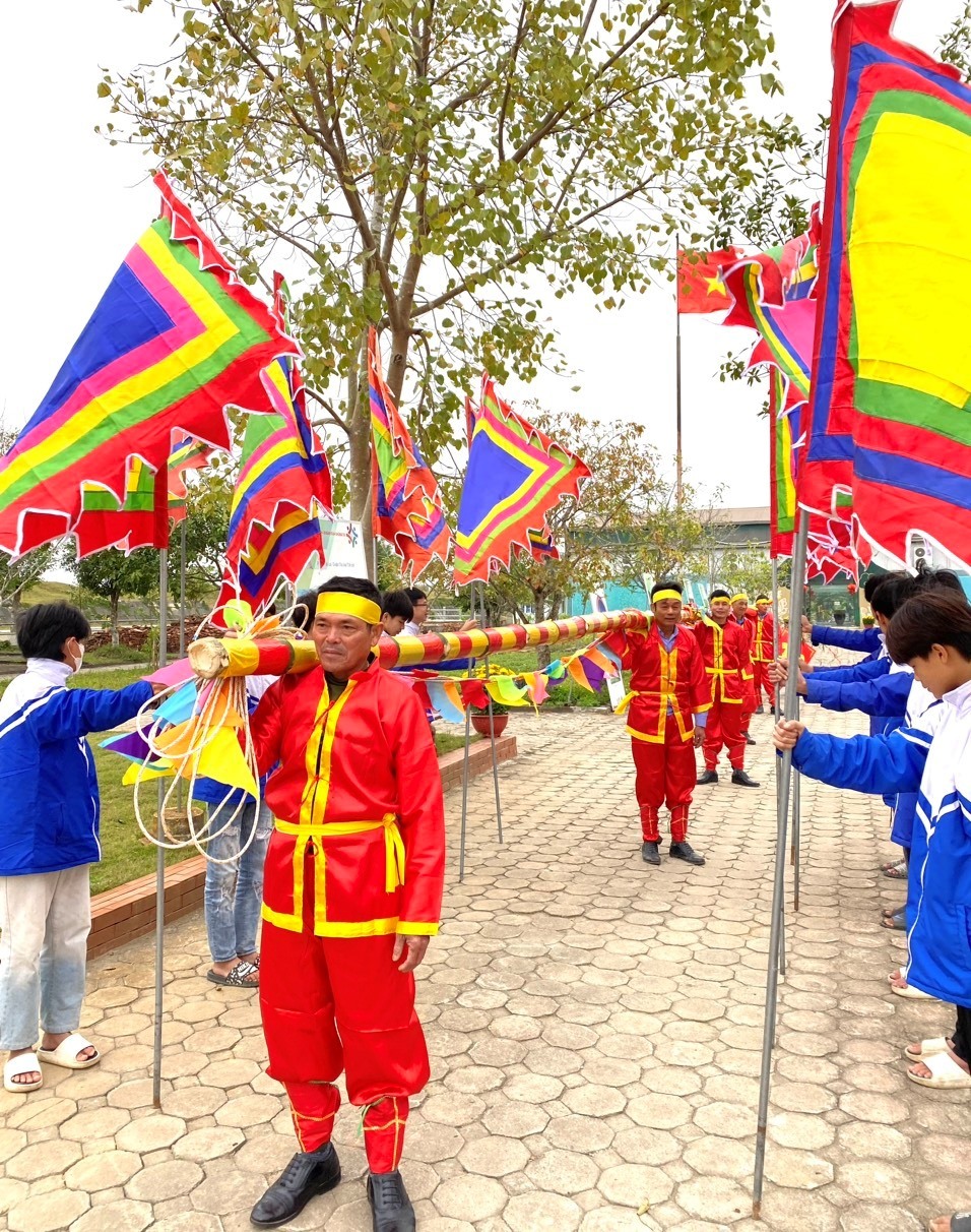 Chuẩn bị cho nghi lễ dựng cây nêu báo Tết. Ảnh: Nguyễn Long