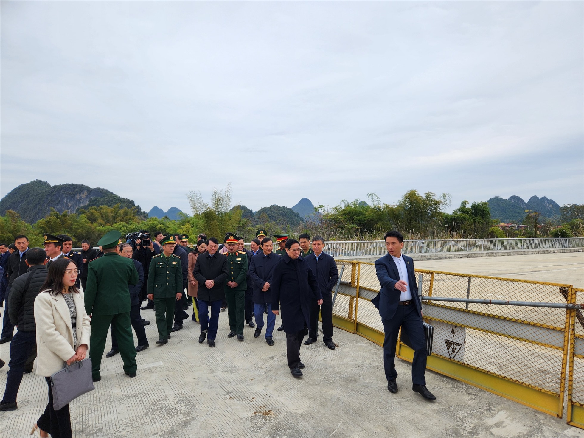 Thủ tướng Chính phủ khảo sát tại khu vực cửa khẩu quốc tế Tà Lùng. Ảnh: An Trịnh.