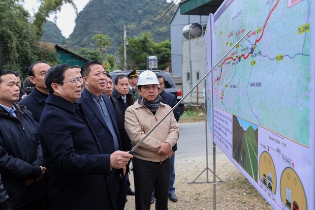 Thủ tướng khảo sát thực địa, nghe báo cáo về tiến độ triển khai, các khó khăn, vướng mắc cần giải quyết liên quan tới tuyến cao tốc Đồng Đăng-Trà Lĩnh nối Cao Bằng với Lạng Sơn - Ảnh: Nhật Bắc.