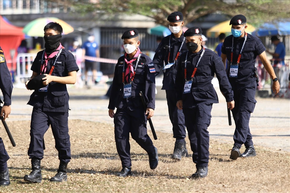 Ban tổ chức nước chủ nhà thắt chặt an ninh trước trận đấu giữa tuyển Thái Lan và tuyển Việt Nam. Ảnh: Thanh Vũ