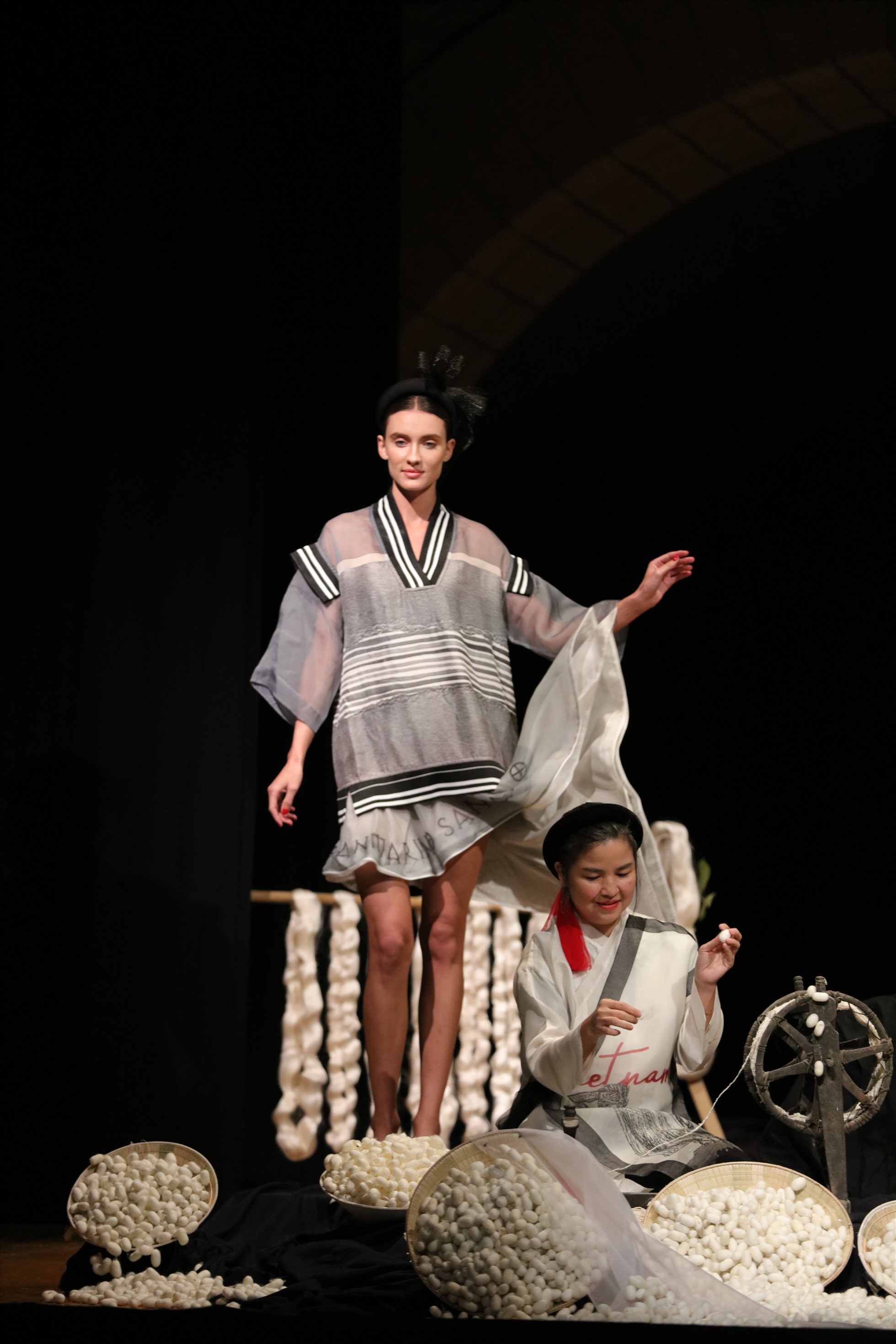 Vẻ đep tơ lụa Việt. Ảnh: M.H