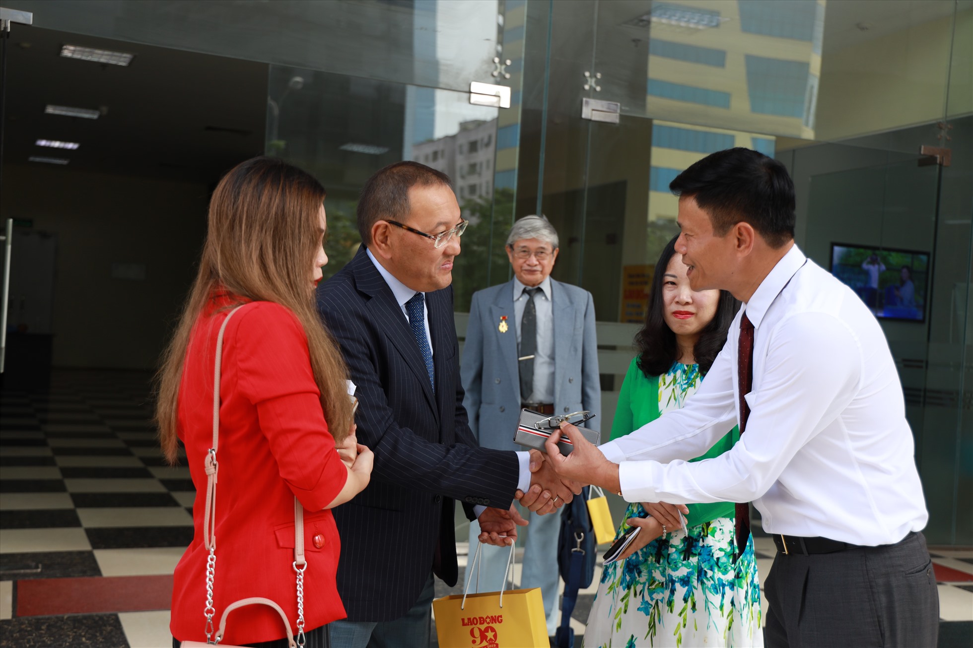 Đại sứ Kazakhstan tại Việt Nam Yerlan Baizhanov (thứ hai từ trái sang) trong chuyến thăm Báo Lao Động. Ảnh: HẢI NGUYỄN