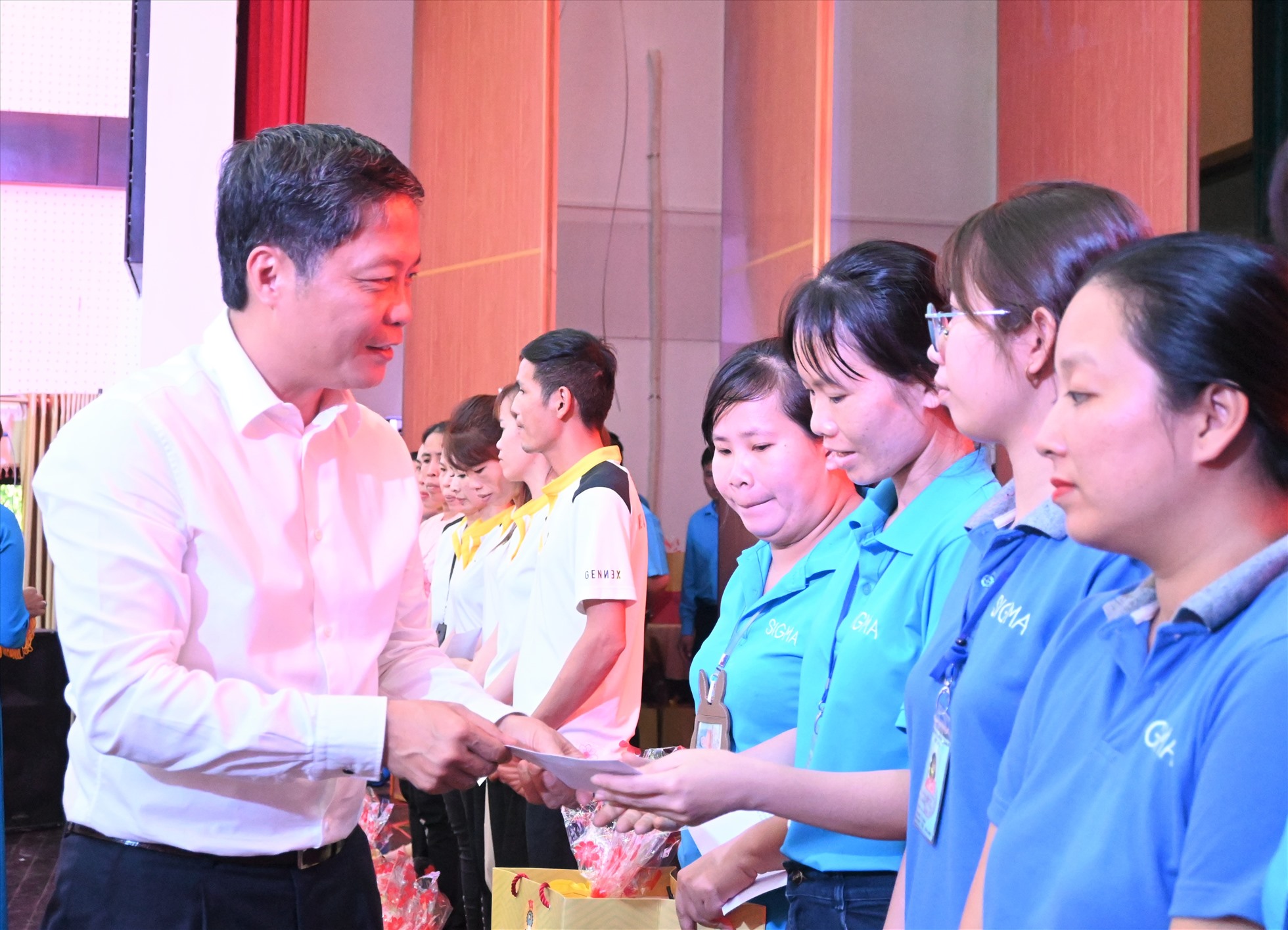 Ủy viên Bộ Chính trị, Trưởng Ban Kinh tế Trung ương Trần Tuấn Anh trao quà cho CNLĐ và các gia đình nghèo ở tỉnh Bến Tre. Ảnh: Thành Nhân