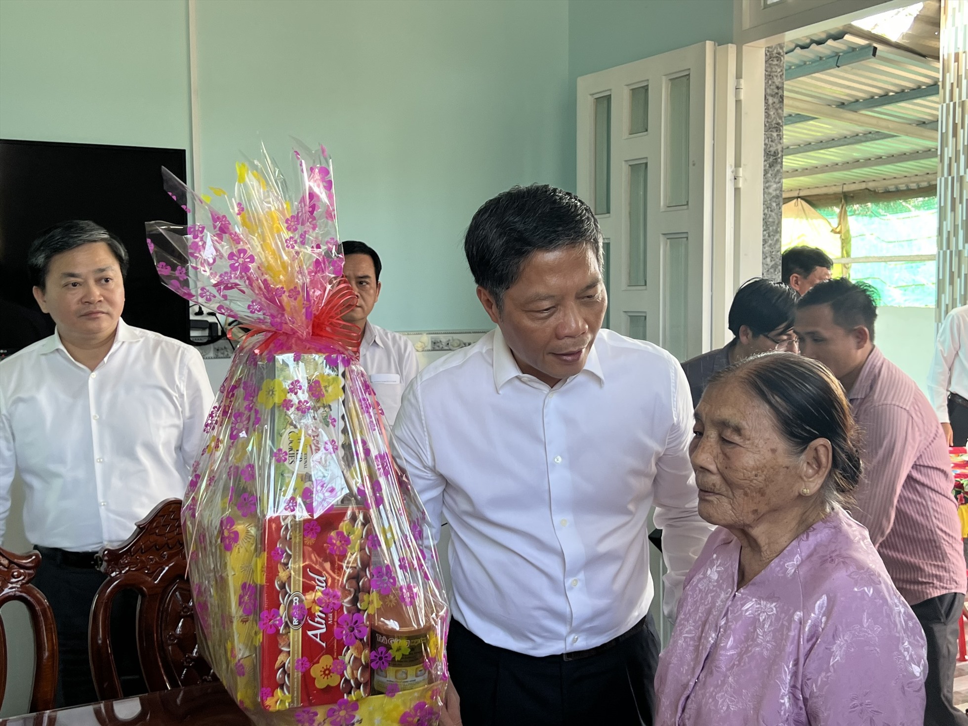Đồng chí Trần Tuấn Anh, Ủy viên Bộ Chính trị, Trưởng Ban Kinh tế Trung ương thăm mẹ Việt Nam