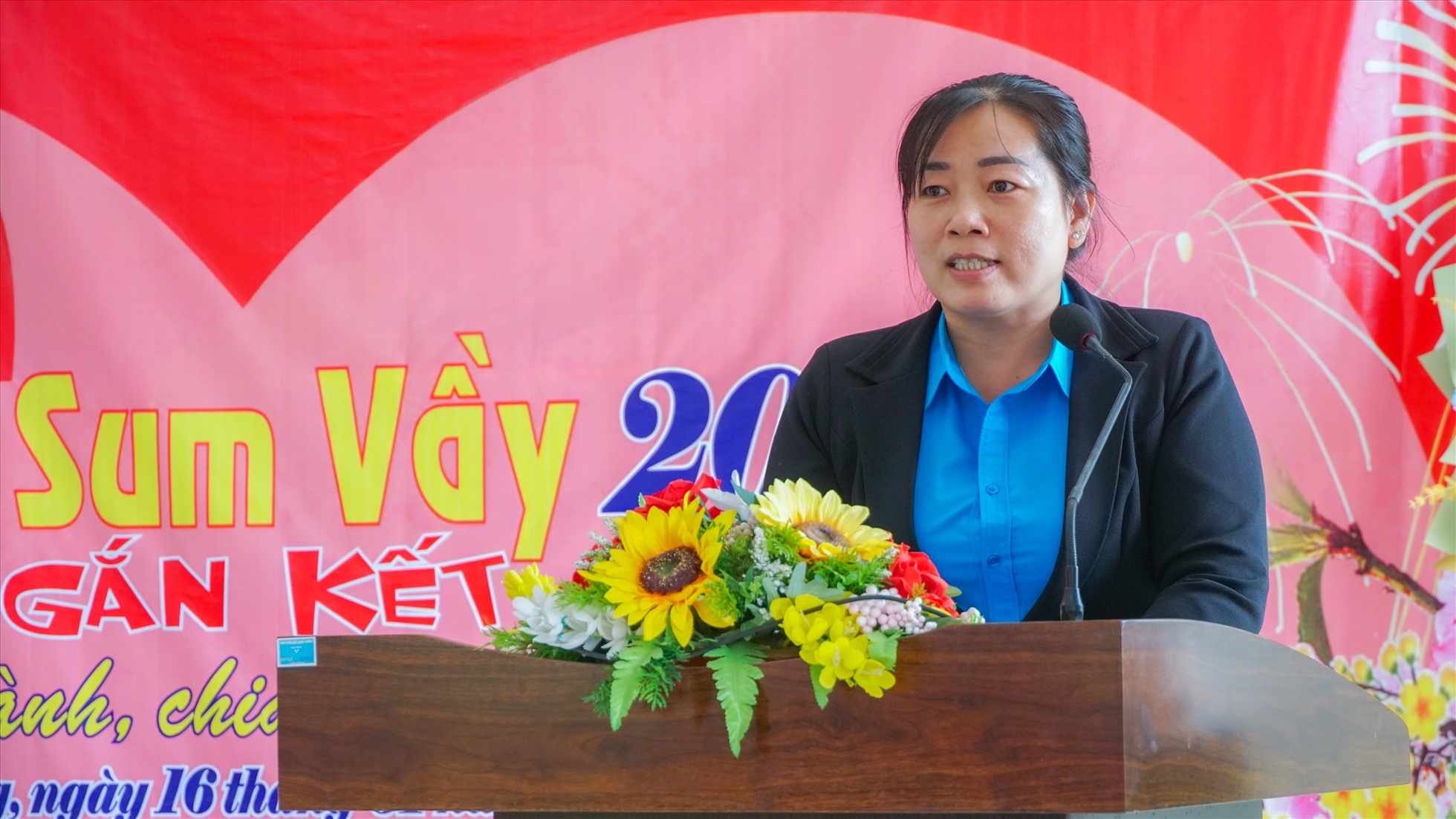 Bà Nguyễn Thị Giọn – Chủ tịch Công đoàn cở sở Công ty Lạc Tỷ II phát biểu cảm ơn. Ảnh: Tạ Quang.