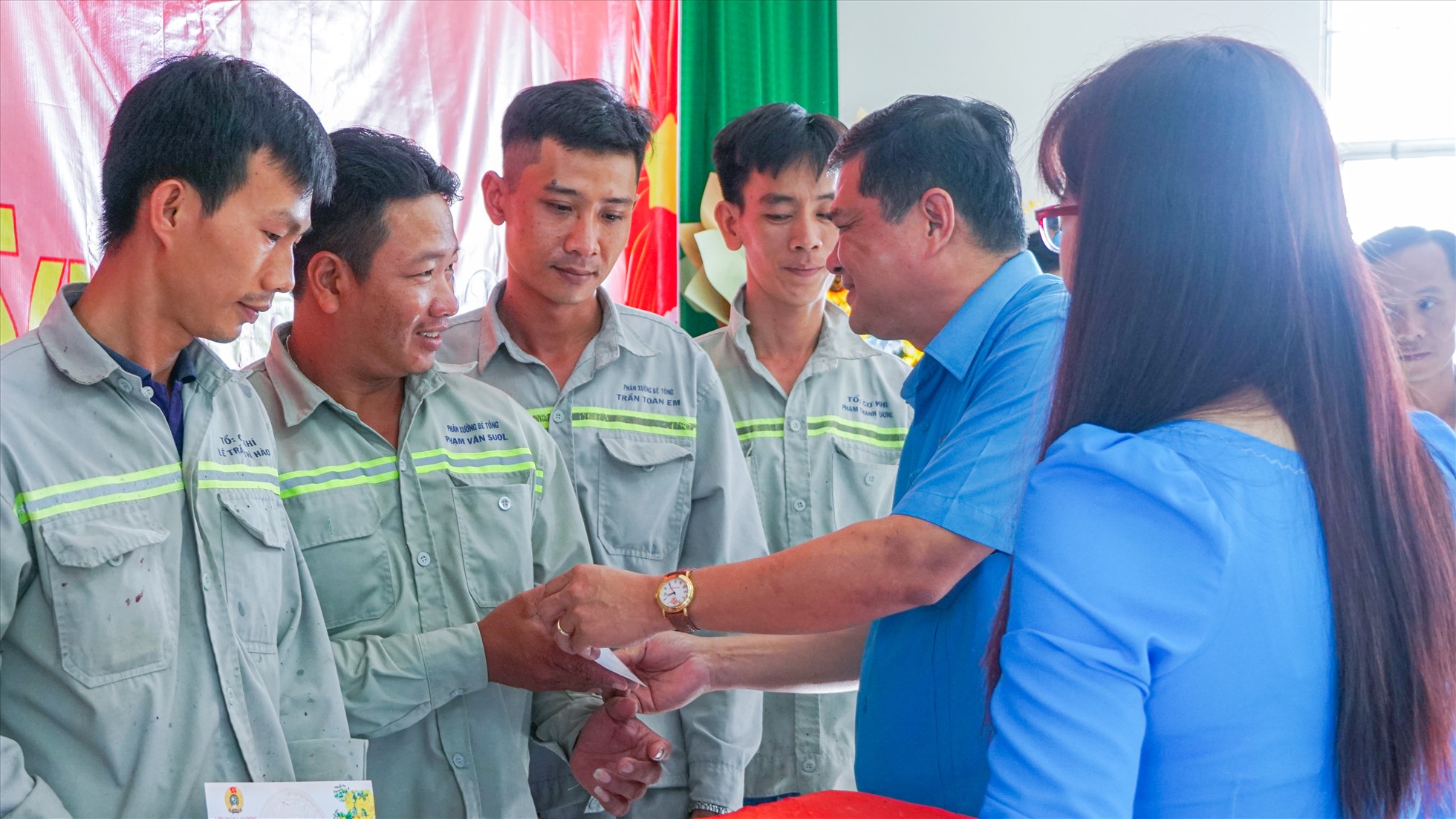 Chủ tịch LĐLĐ tỉnh Hậu Giang Nguyễn Văn Bảy trao quà cho đoàn viên, người lao động. Ảnh: Tạ Quang.
