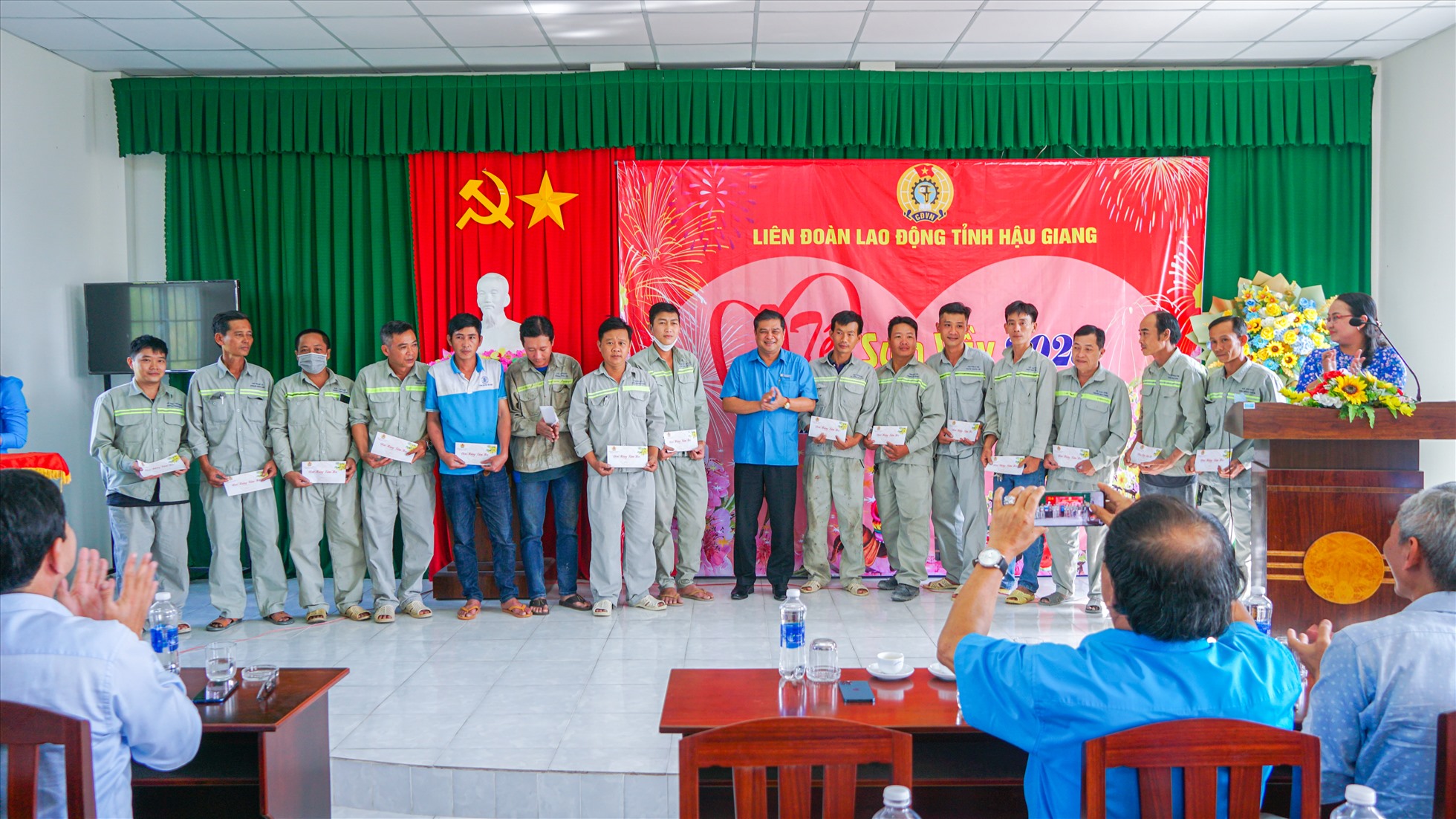 Chủ tịch LĐLĐ tỉnh Hậu Giang Nguyễn Văn Bảy trao quà cho đoàn viên, người lao động. Ảnh: Tạ Quang.