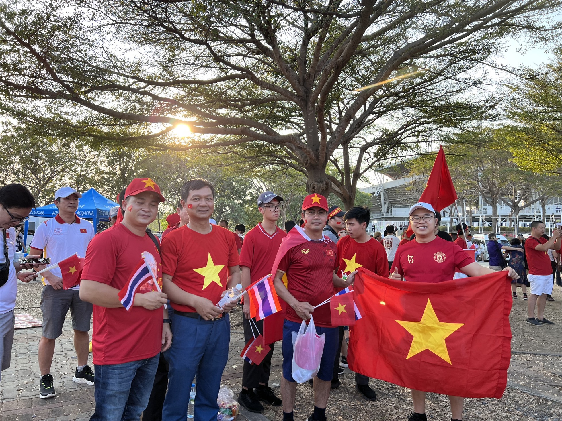 Cổ động viên Việt Nam tập trung bên ngoài sân vận động Thammasat trước giờ bóng lăn. Ảnh: NVCC