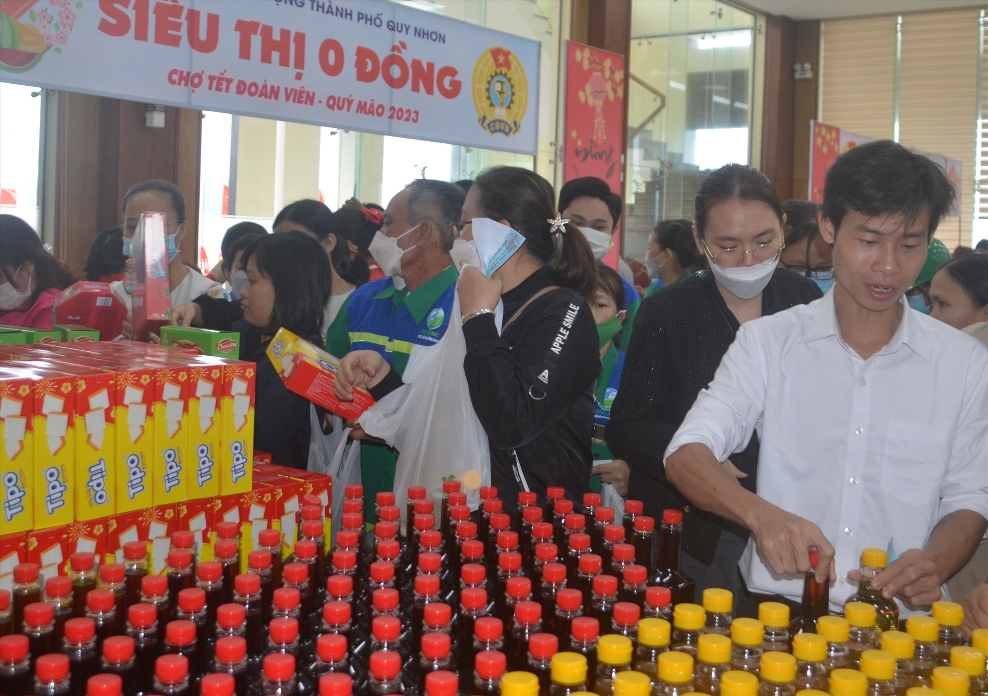 Trong khuôn khổ Chương trình Tết Sum vầy, LĐLĐ thành phố Quy Nhơn tổ chức nhiều gian hàng 0 đồng để hỗ trợ người lao động nghèo sắm Tết. Ảnh: Ánh Nguyệt.