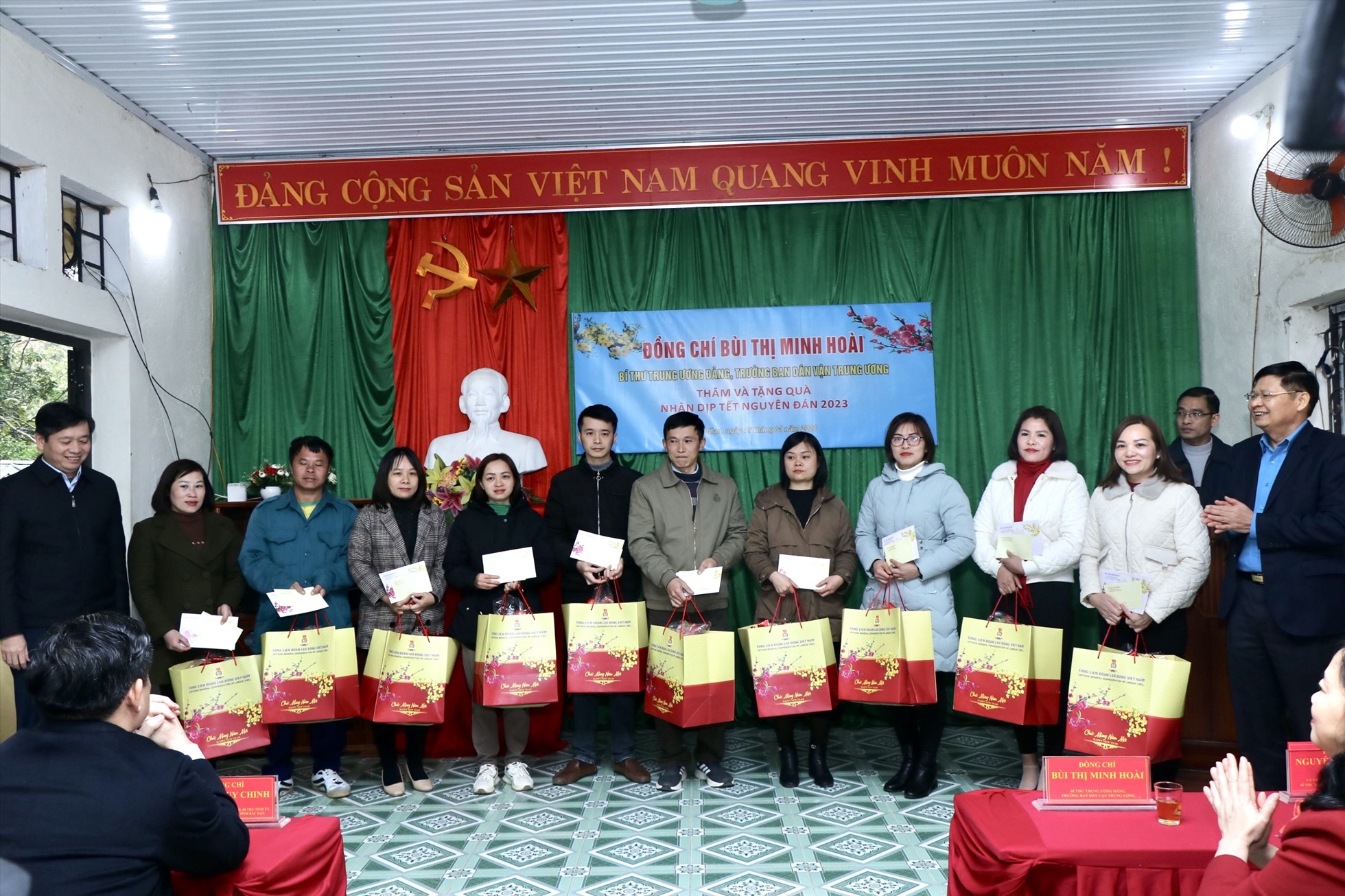 Ông Phan Văn Anh - Phó Chủ tịch Tổng LĐLĐ Việt Nam trao quà và hỏi thăm sức khỏe, công việc của công nhân, người lao động đặc biệt dịp Tết Nguyên đám đã cận kề.