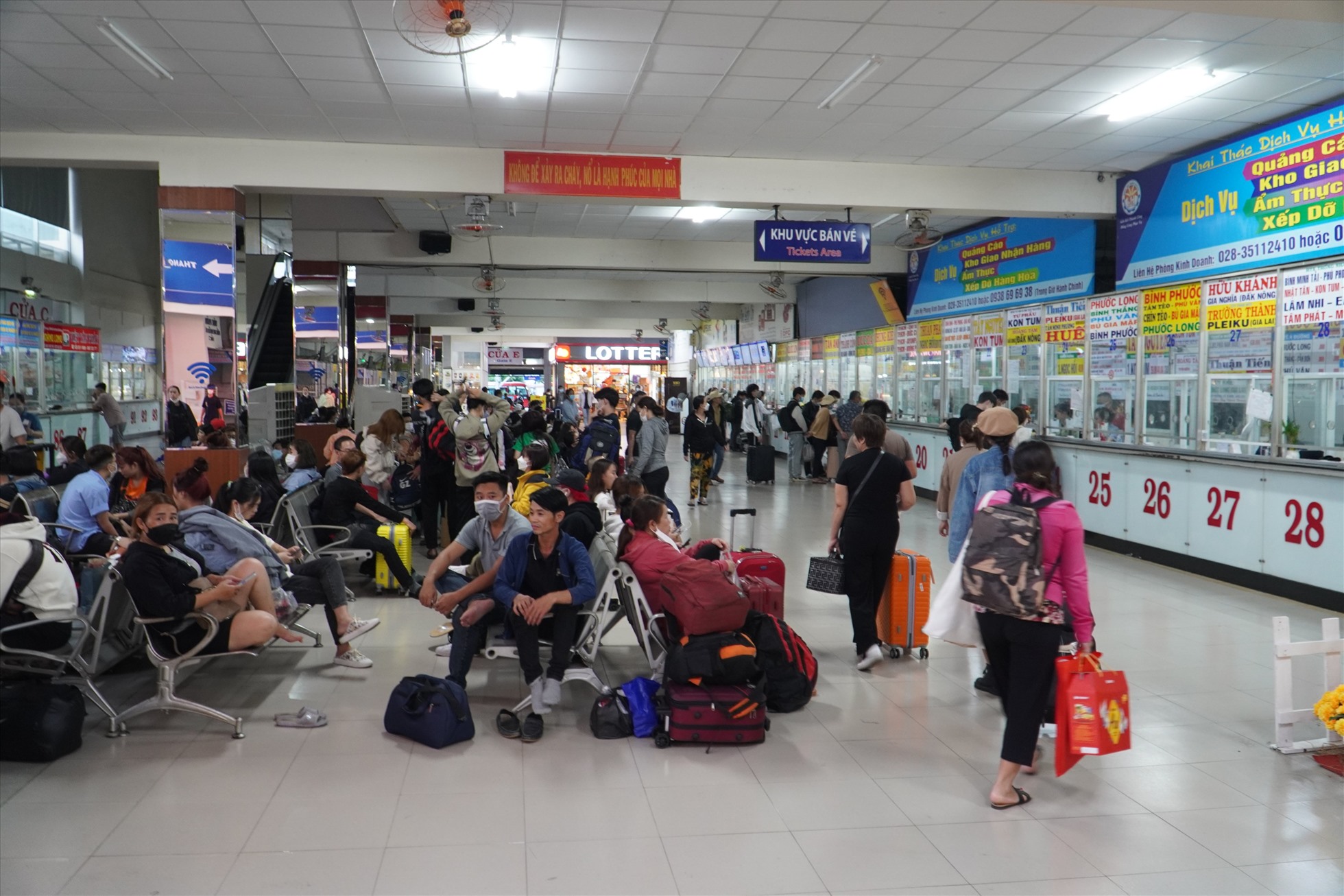 Tương tự, đại diện Bến xe Miền Đông cũ (quận Bình Thạnh) cho biết lượng khách qua bến xe vào ngày 16.1 khoảng 12.000 hành khách.