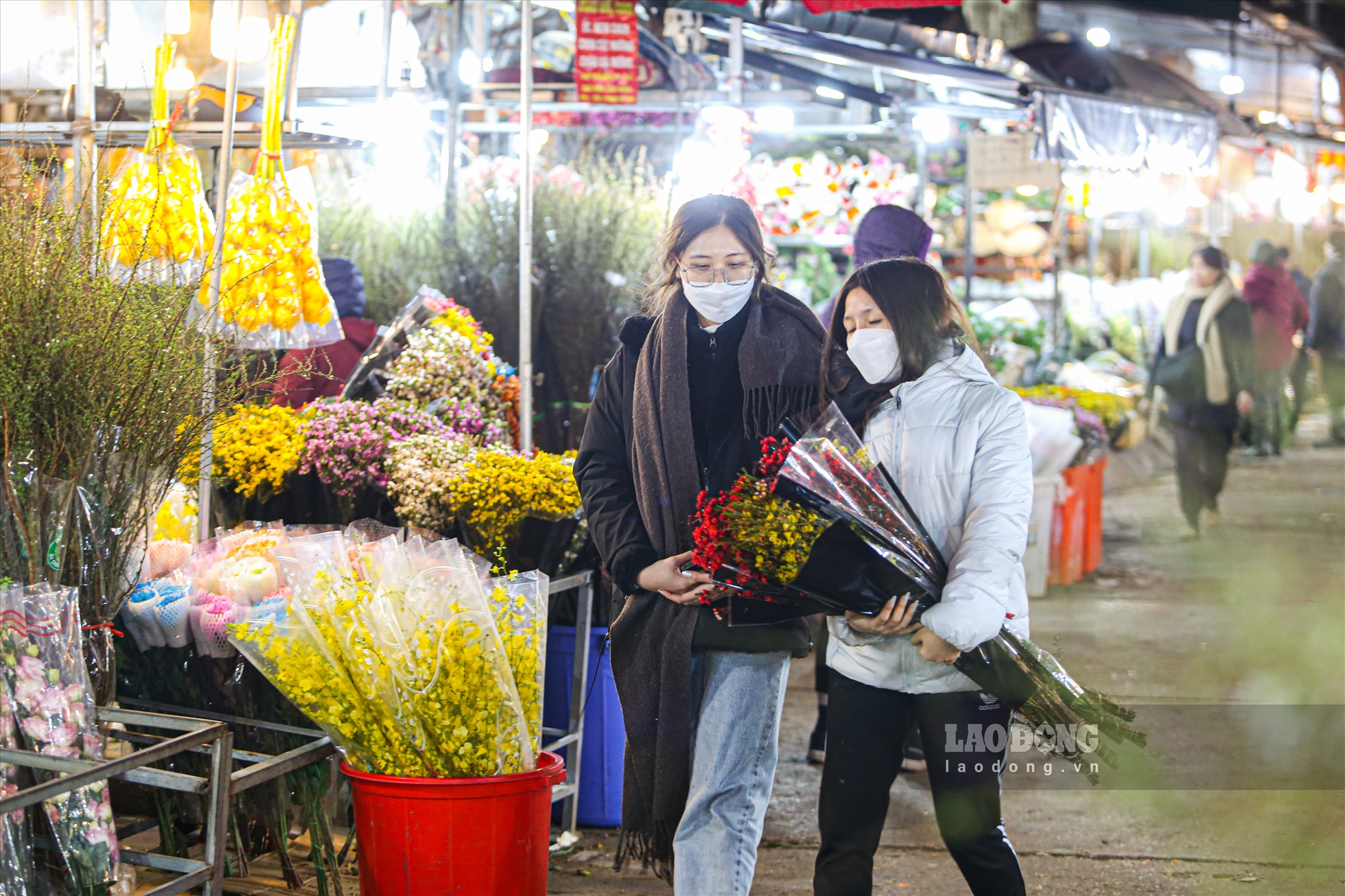 Hoa ở chợ Quảng An được đánh giá là đẹp và tươi hơn hoa các chợ khác trong thành phố, chuyển từ khắp các làng hoa lân cận như Tây Tựu, Đông Anh... và cả từ những nơi xa xôi về như Đà Lạt, TP.HCM.. nên được nhiều người ưa chuộng.