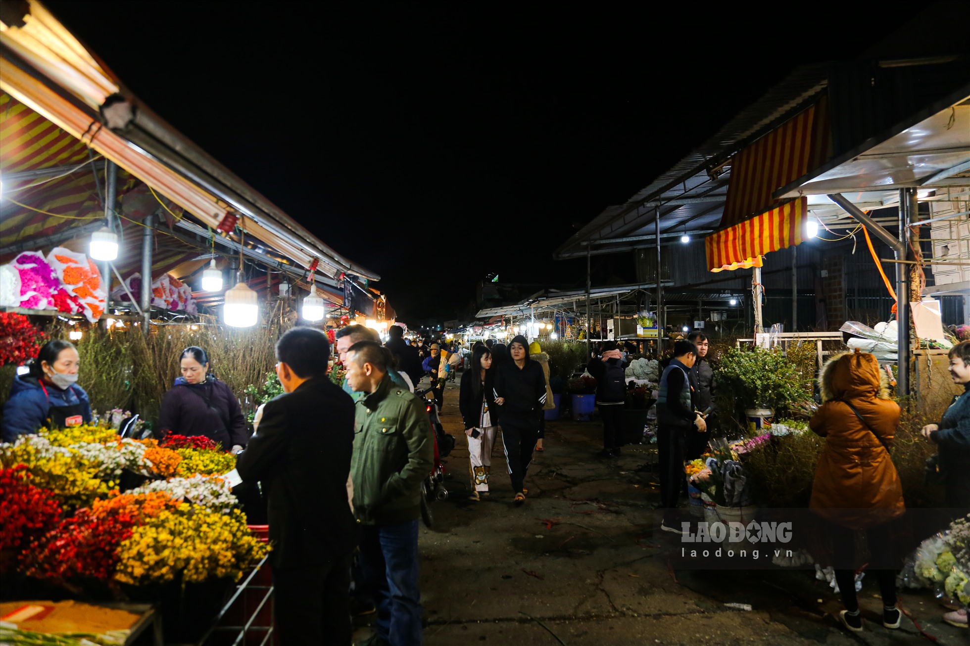 Những ngày cận Tết Nguyên đán là khoảng thời gian chợ hoa Quảng An trên đường Âu Cơ (quận Tây Hồ) nhộn nhịp, tấp nập nhất. Việc mua bán ở đây thường kéo dài xuyên đêm.