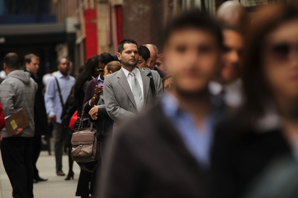 Những người tìm việc xếp hàng để tham gia hội chợ việc làm tại thành phố New York, Mỹ. Ảnh: AFP