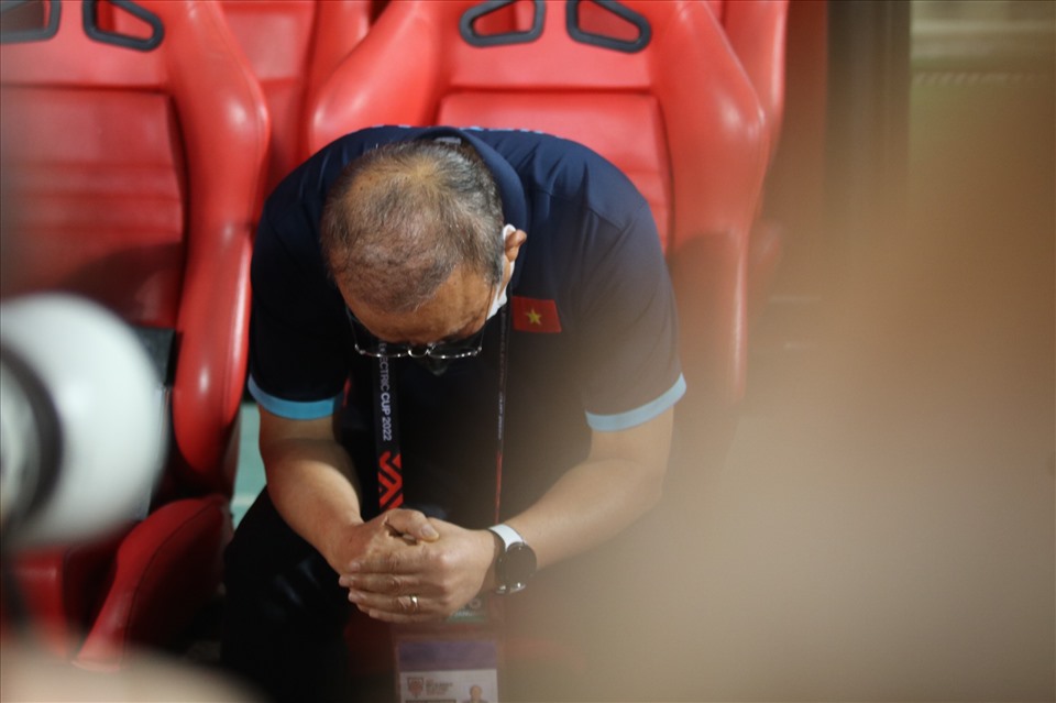 Thầy Park buồn bã sau trận thua của tuyển Việt Nam.  Ảnh: Thanh Vũ