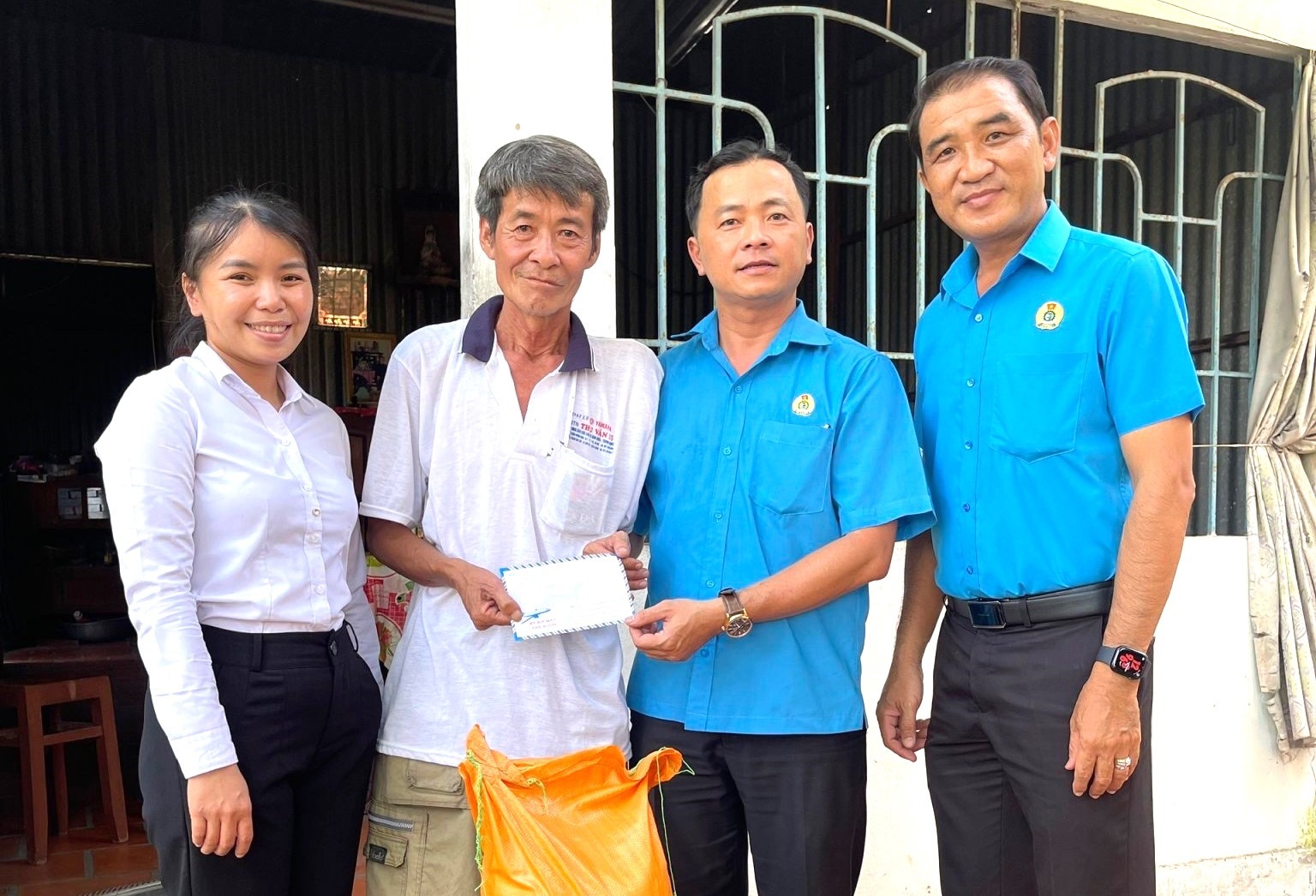 Liên đoàn Lao động TP Sa Đéc thăm và tặng quà công nhân bị tai nạn lao động. Ảnh: Quang Thơm