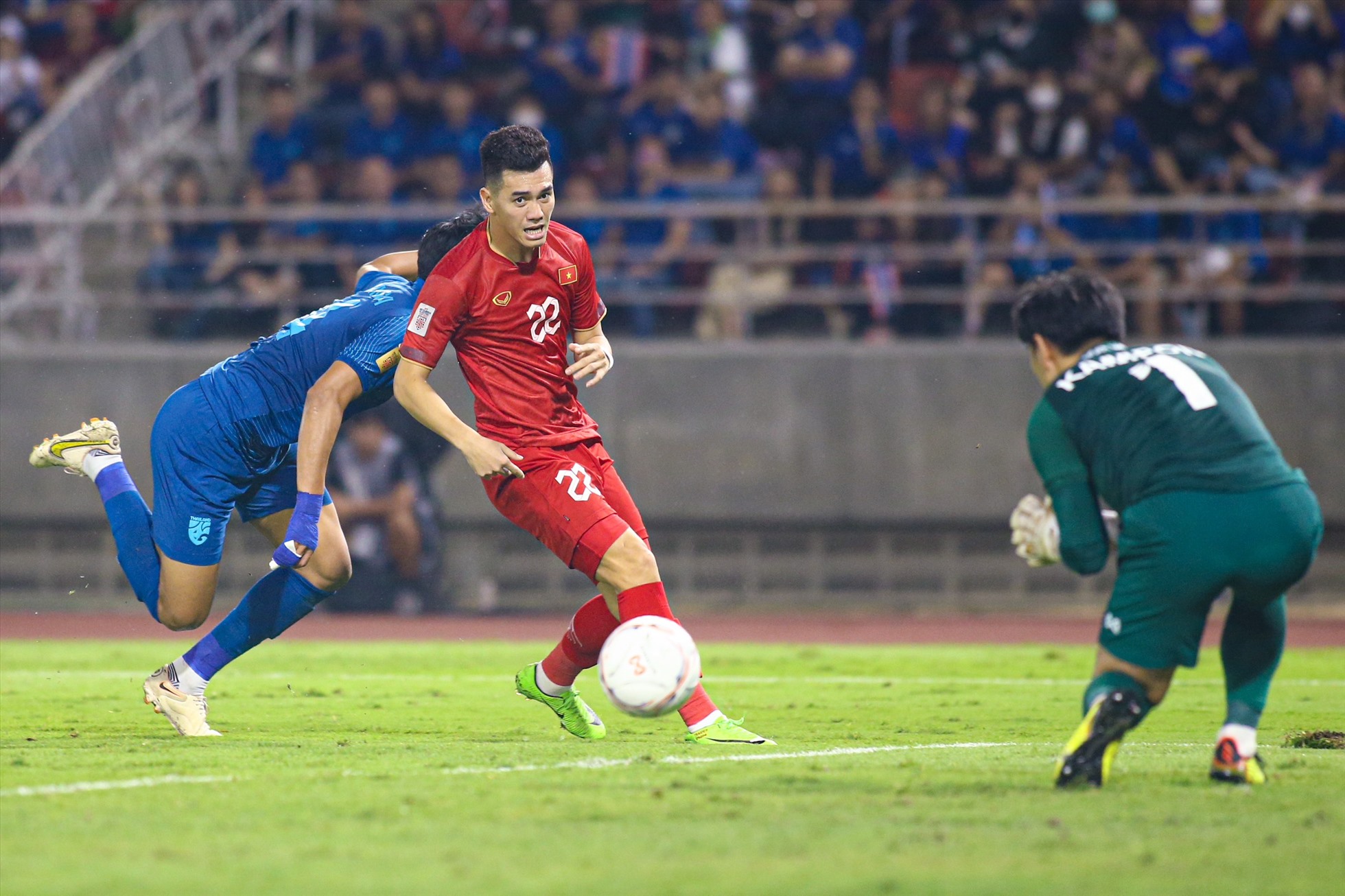Dù rất nỗ lực nhưng tuyển Việt Nam đành chấp nhận thua Thái Lan 0-1 và thất bại chung cuộc sau 2 lượt trận với tỉ số 2-3.