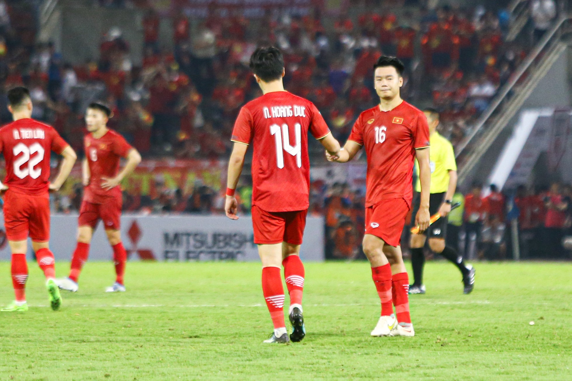 Dù thất bại nhưng các cầu thủ của tuyển Việt Nam vẫn không gục ngã. Từng cầu thủ thay phiên động viên lẫn nhau sau khi trận đấu khép lại.