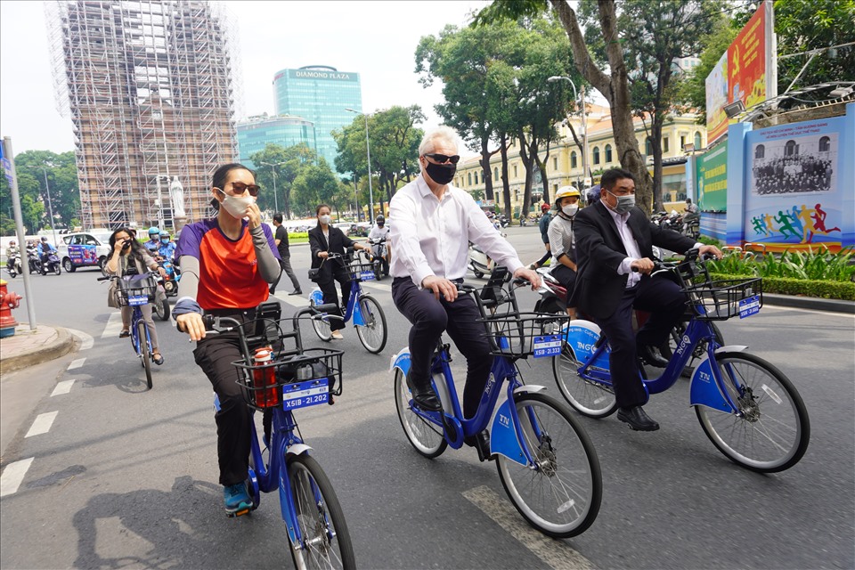 Đặc phái viên thương mại Thủ tướng Anh trải nghiệm xe đạp công cộng ở TPHCM hồi tháng 4.2022.  Ảnh: Anh Tú