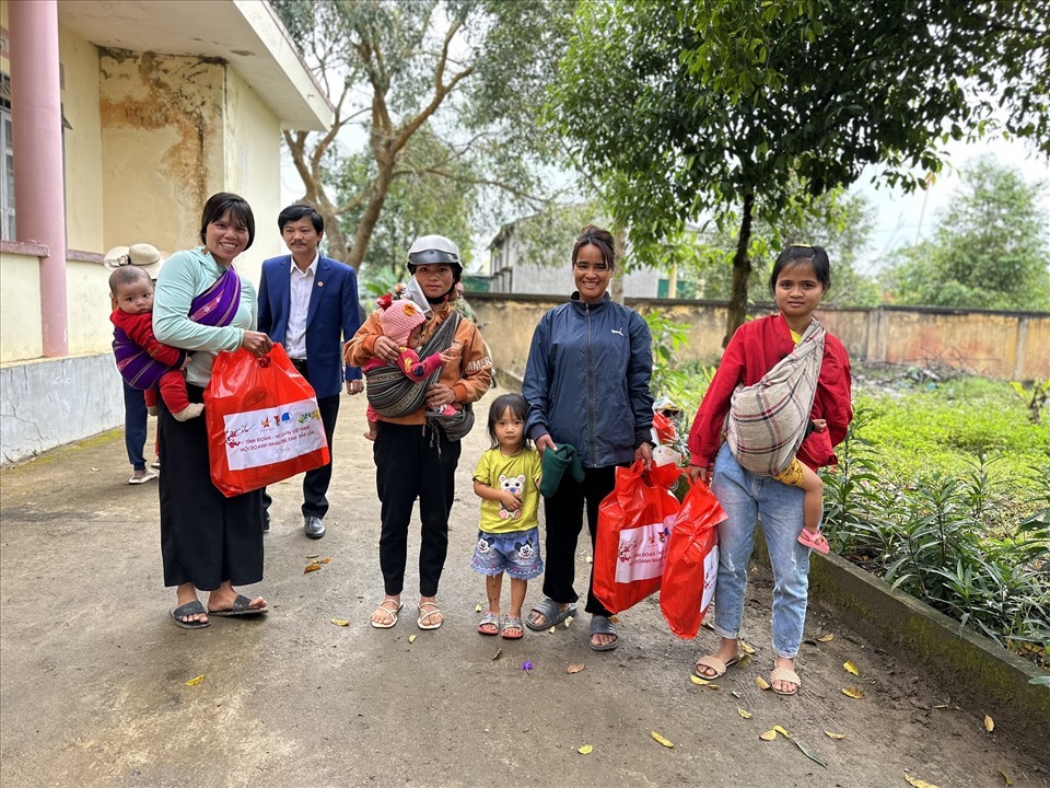 Người nghèo ở xã Vụ Bổn, huyện Krông Pắk nhận quà Tết. Ảnh: Bảo Trung