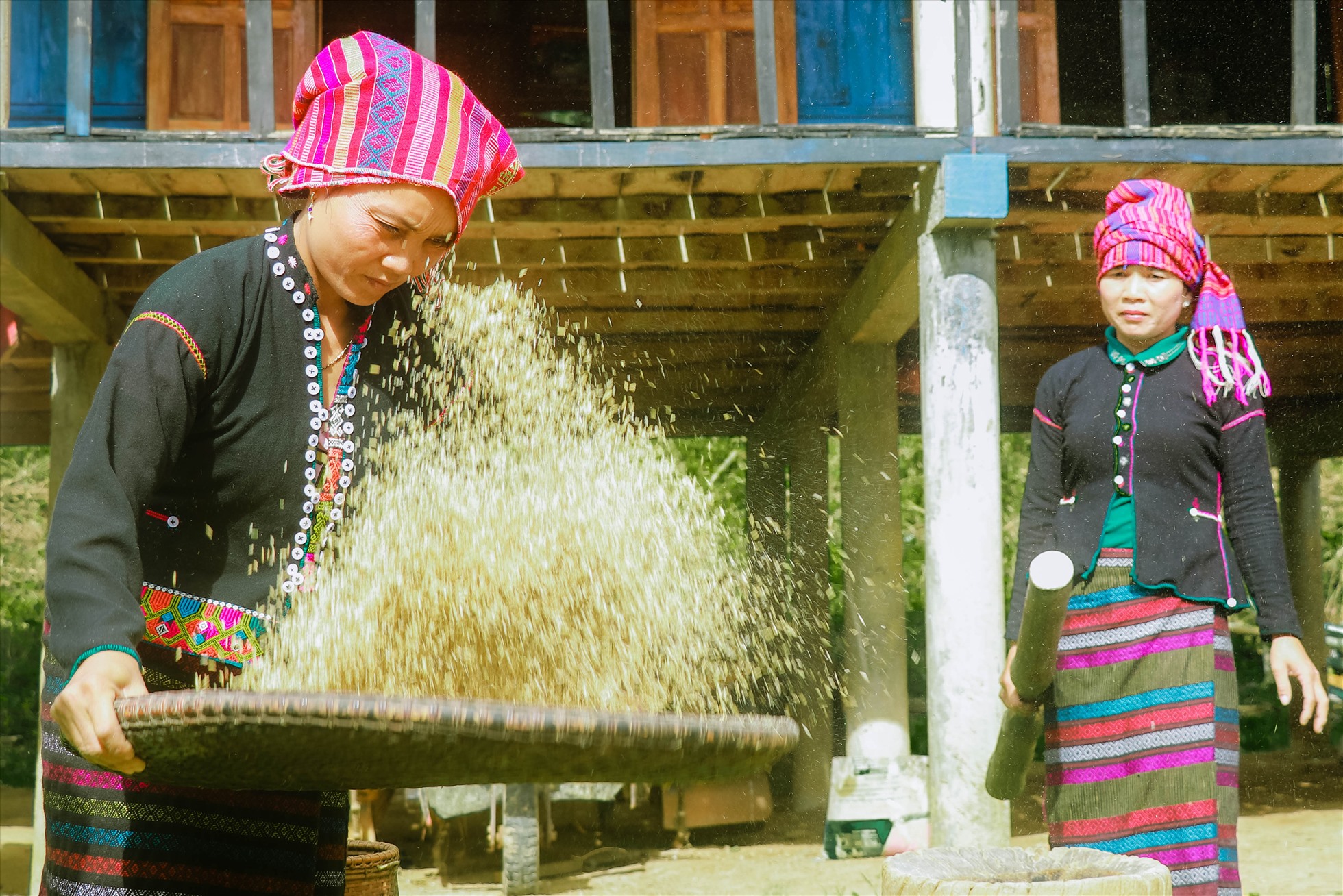 Với đôi bàn tay khéo léo nhưng cũng không kém phần khỏe khoắn, các chị, các mẹ Vân Kiều đã tạo ra thành phẩm là những mẹt gạo trắng ngần, thơm ngon.